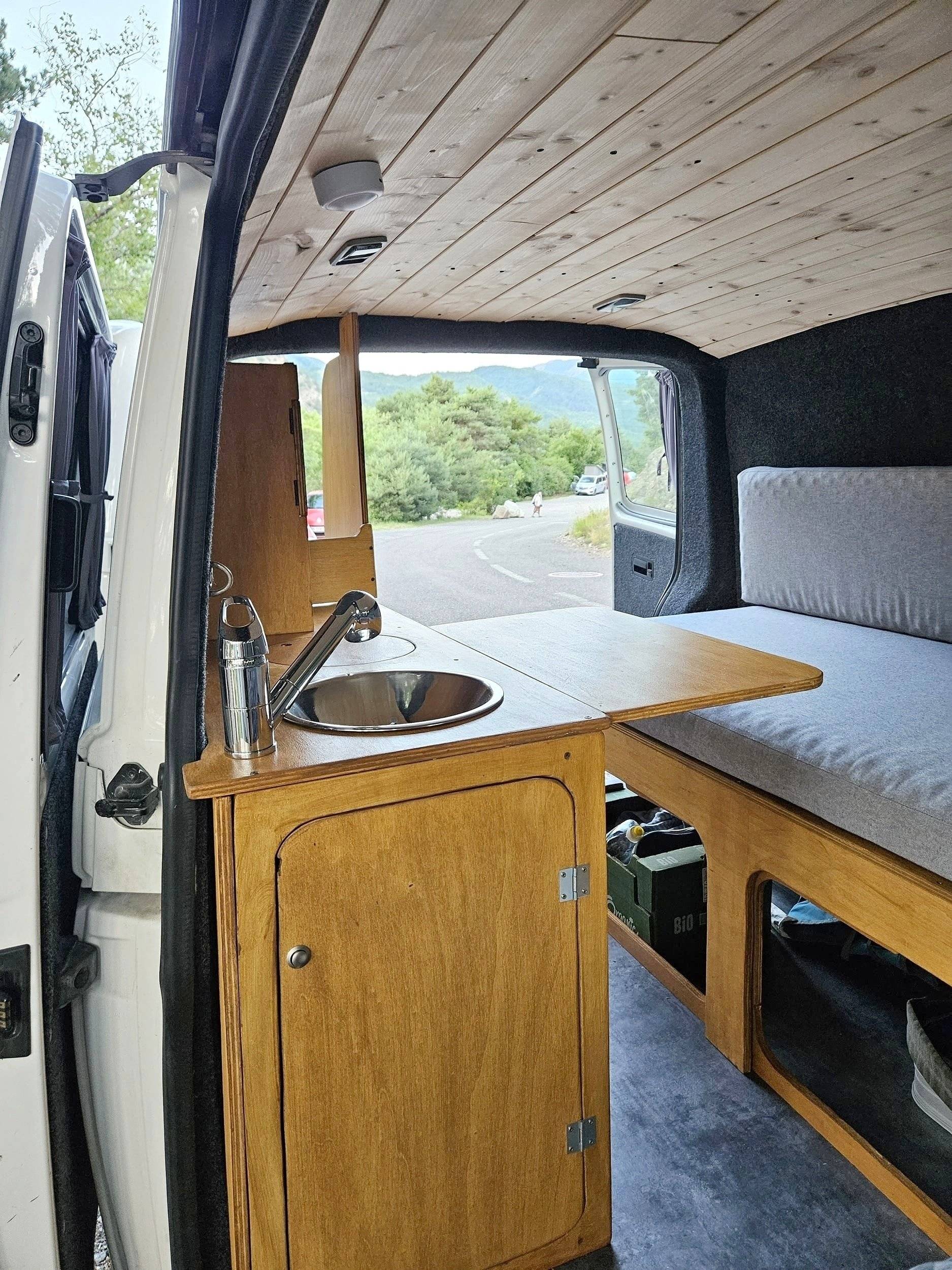 Área de jantar Volkswagen T5 2,0 l 102 ch - Yescapa