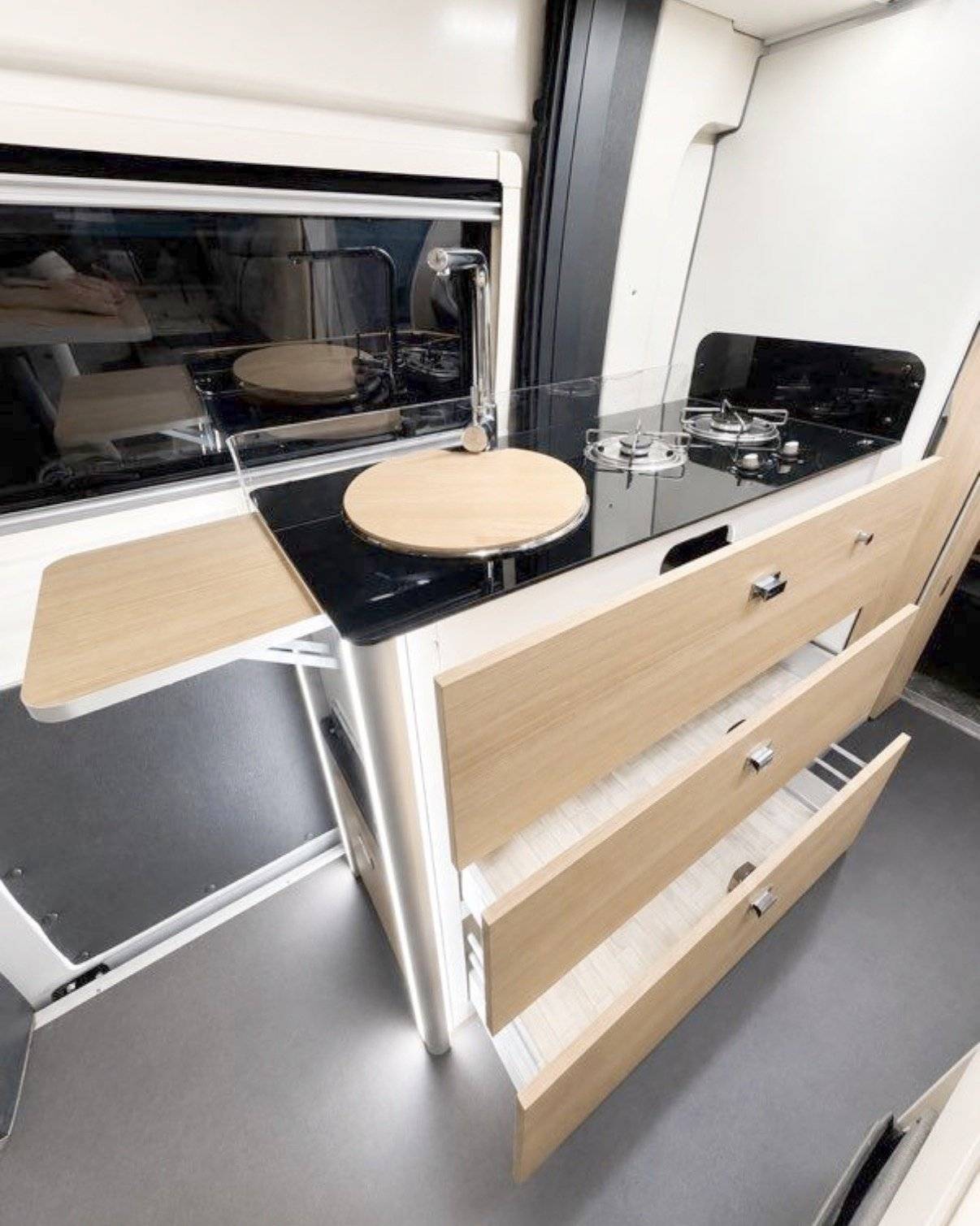 Dining Area Fiat 35 light 2,4 l 140 ch. - Yescapa