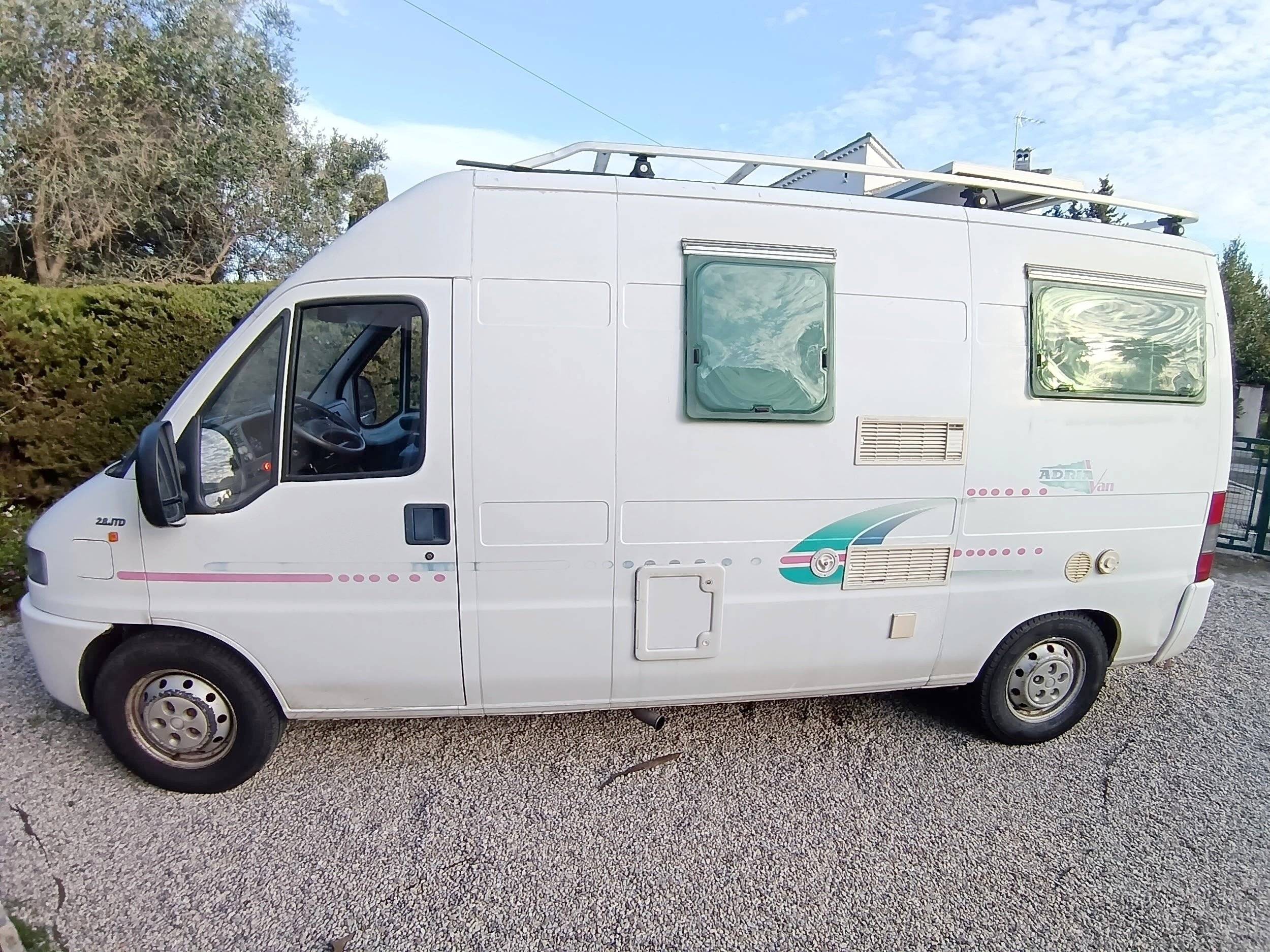 Vue avant de 3/4 Fiat 2,8 JTD - Yescapa