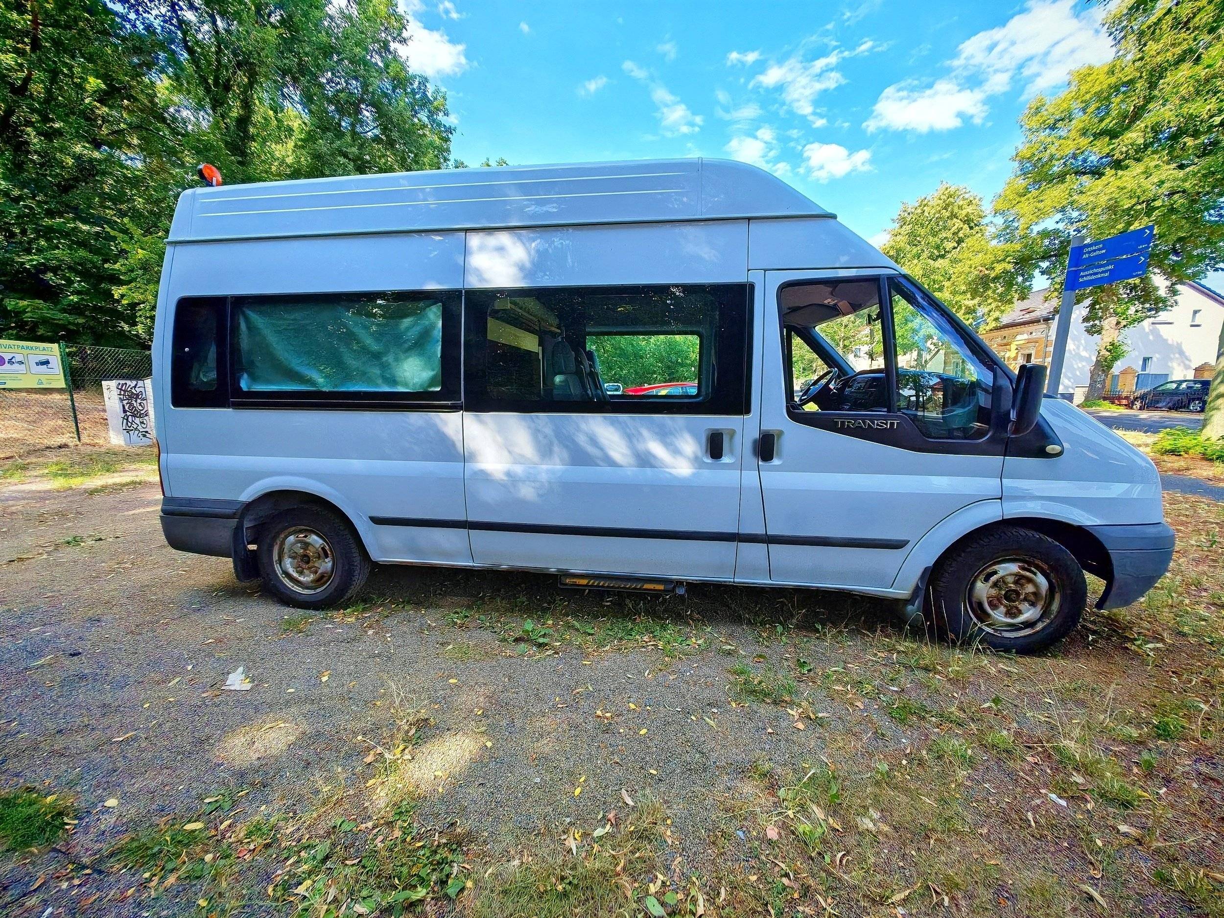 Vista del vehicle angle davanter Ford Transit 2,2 l TDCi 140 ch. - Yescapa