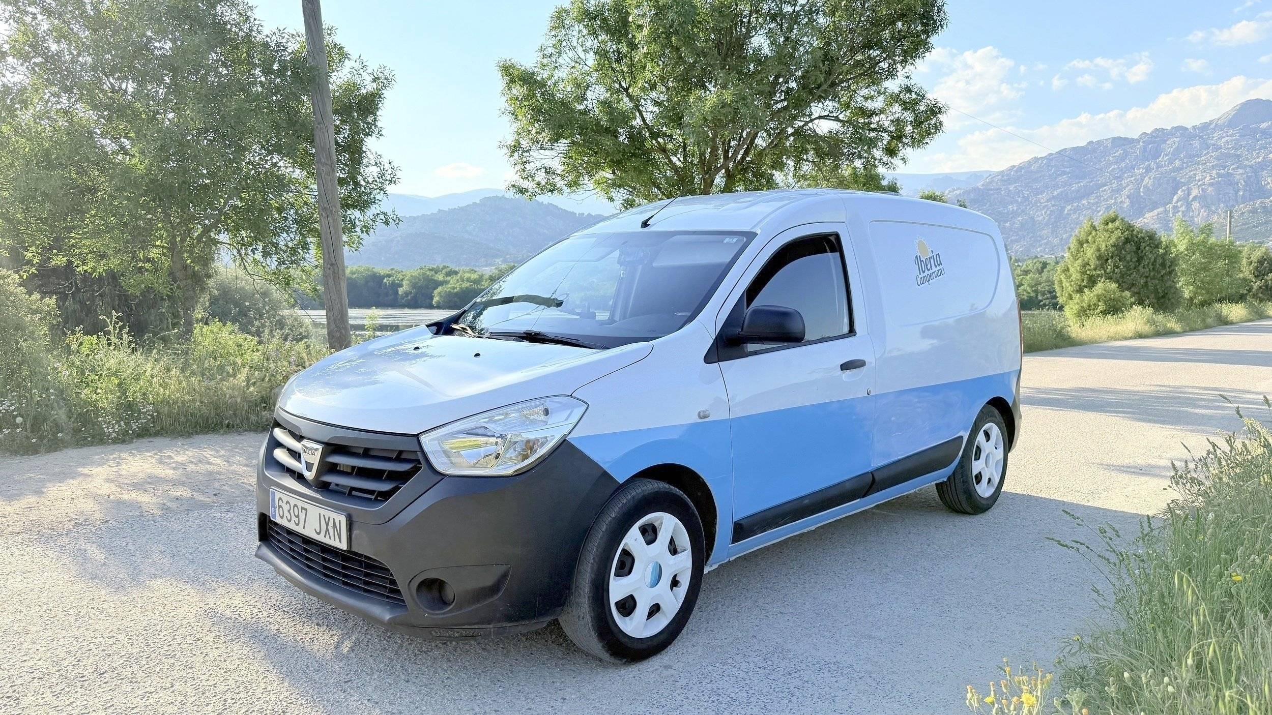 Vista frontale a ¾ Dacia Dokker - Yescapa