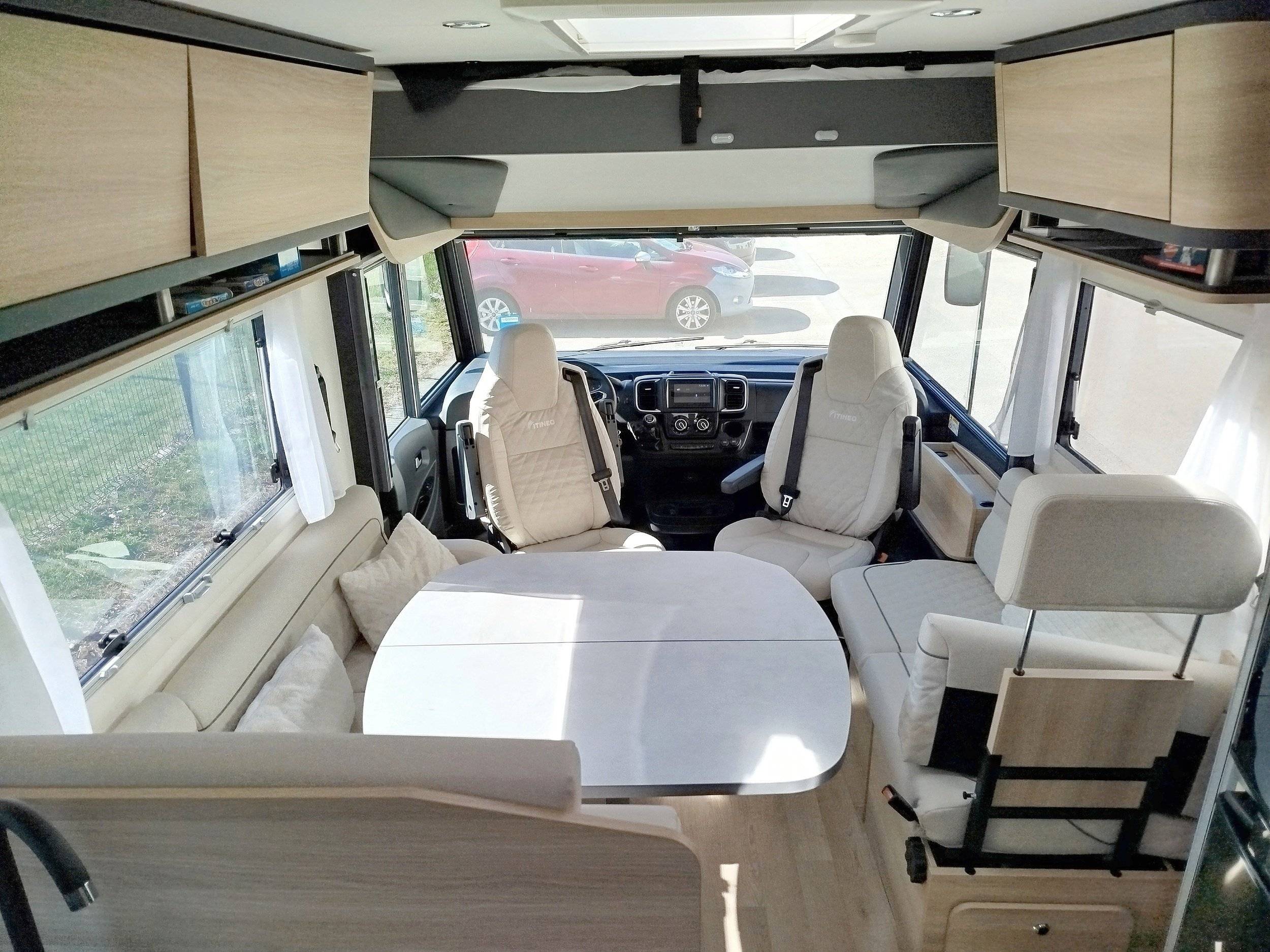 Dining Area Fiat Fiat Ducato, 2.3 l 140 Multijet, Euro 6d-Temp - Yescapa
