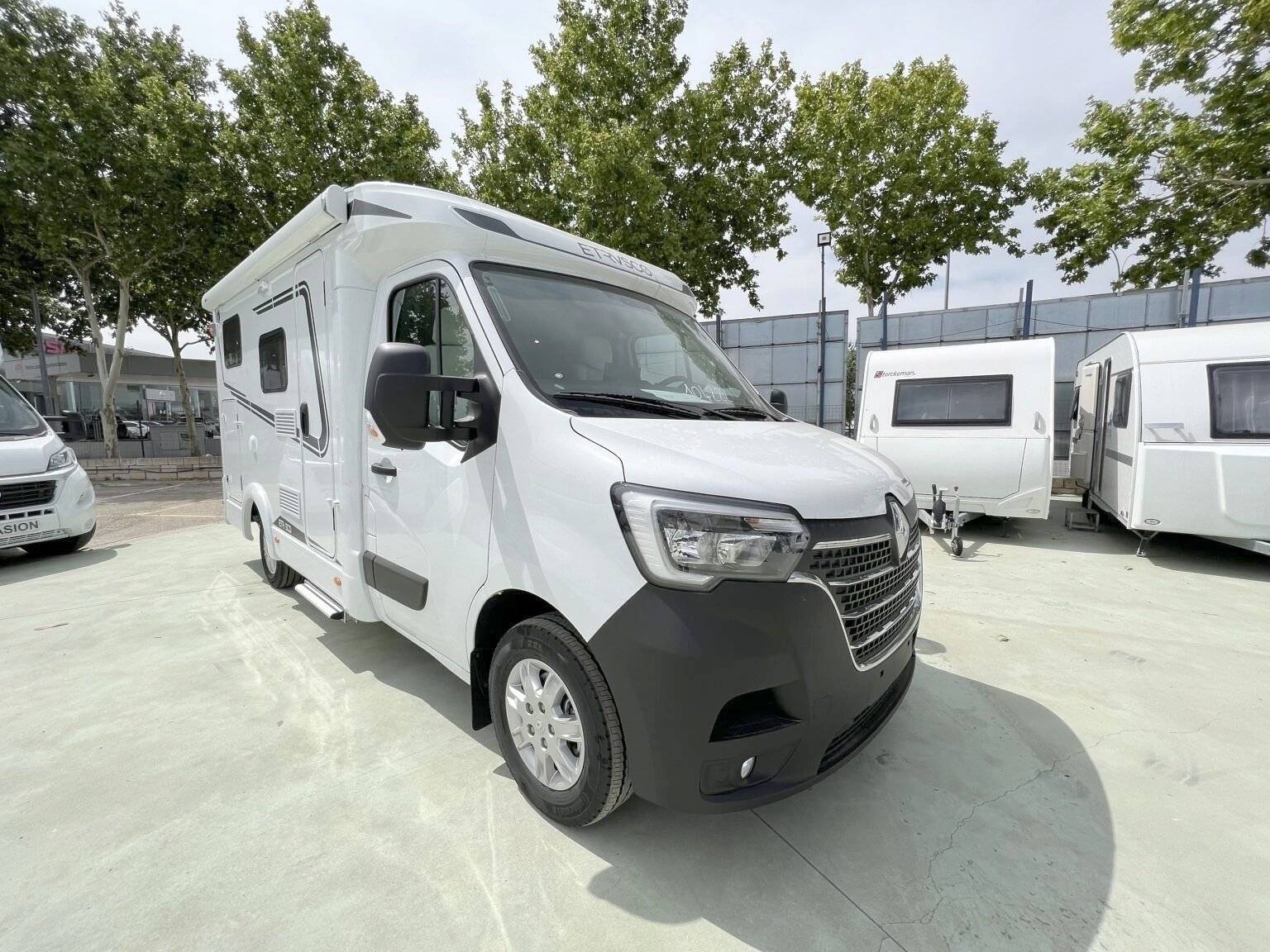 Vue avant de 3/4 Renault Renault master - Yescapa