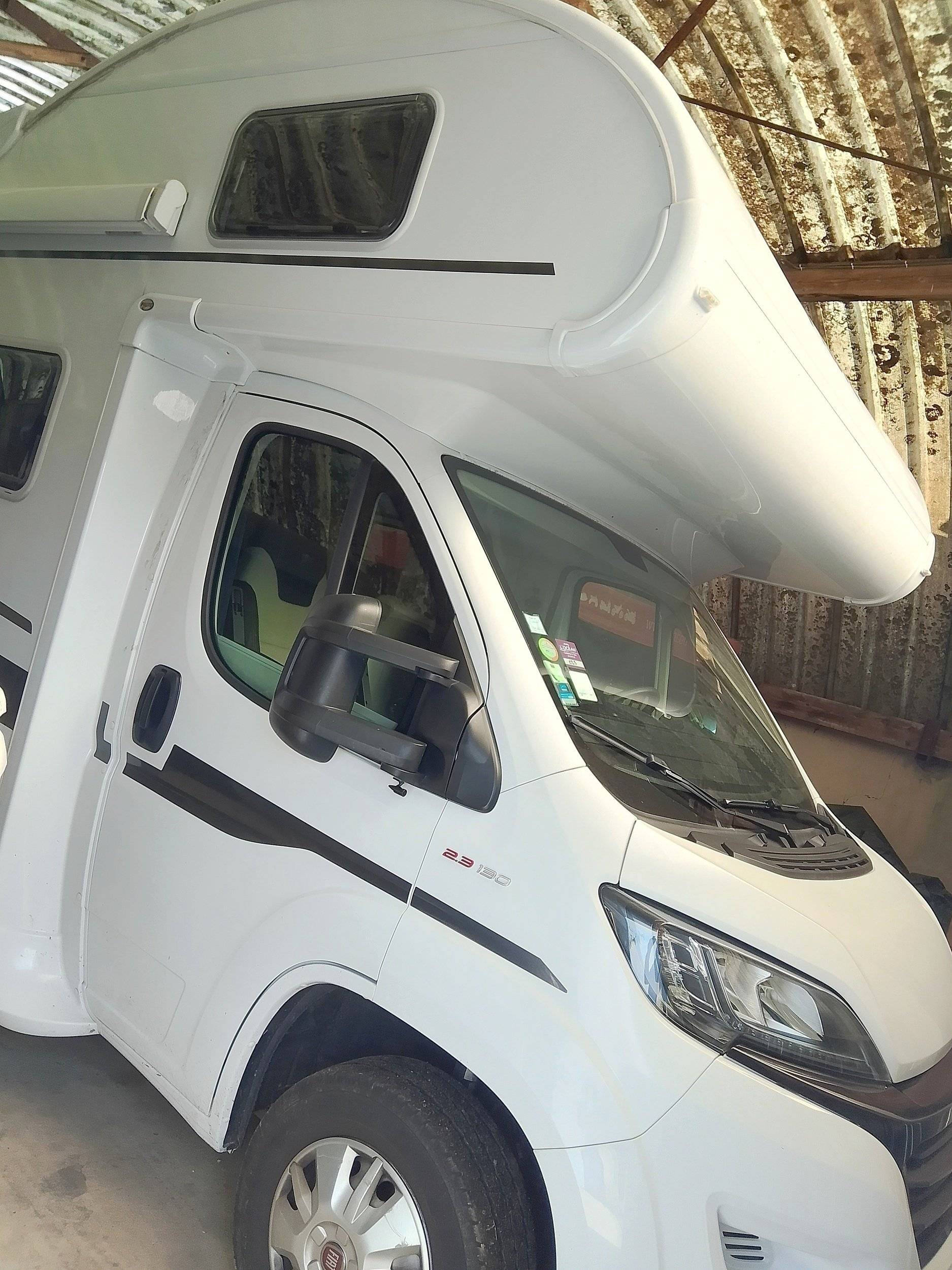 schräge Vorderansicht Fiat 2,3 l 130 ch - Yescapa