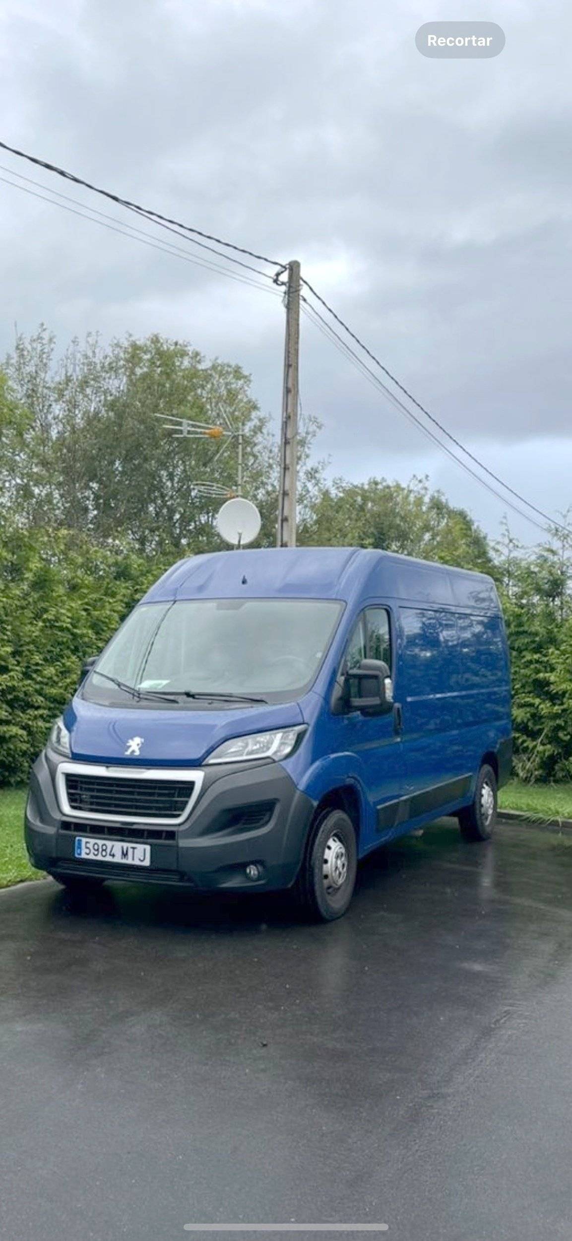 Vista de 3/4 Peugeot Boxer - Yescapa