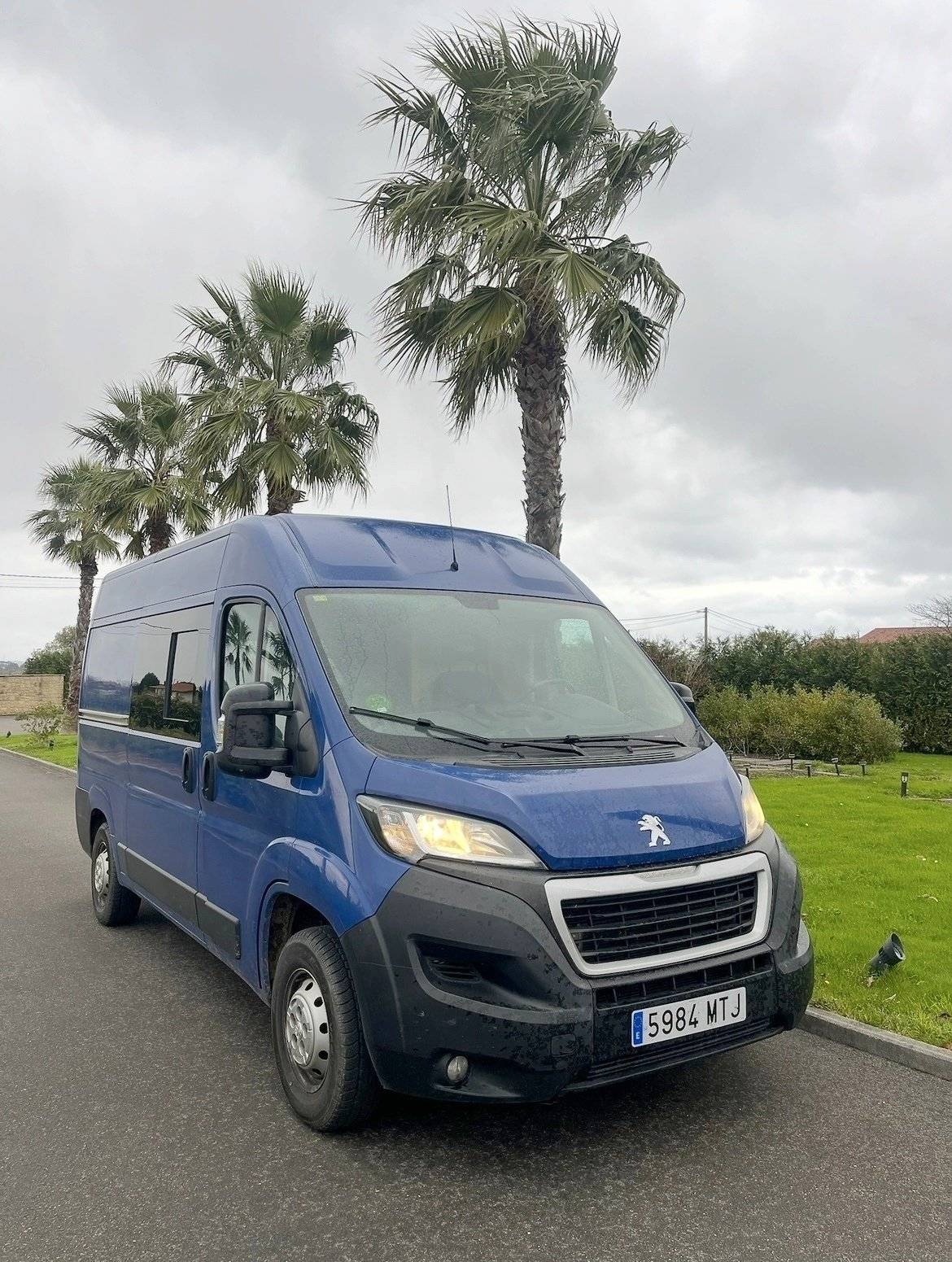 schräge Vorderansicht Peugeot Boxer - Yescapa