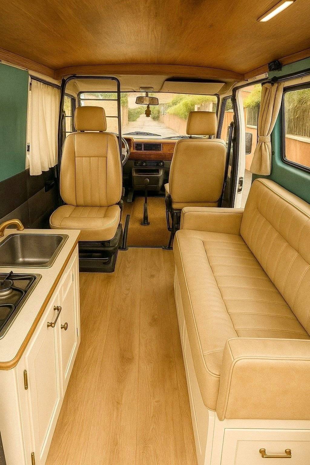 Dining Area Mercedes mb100 - Yescapa