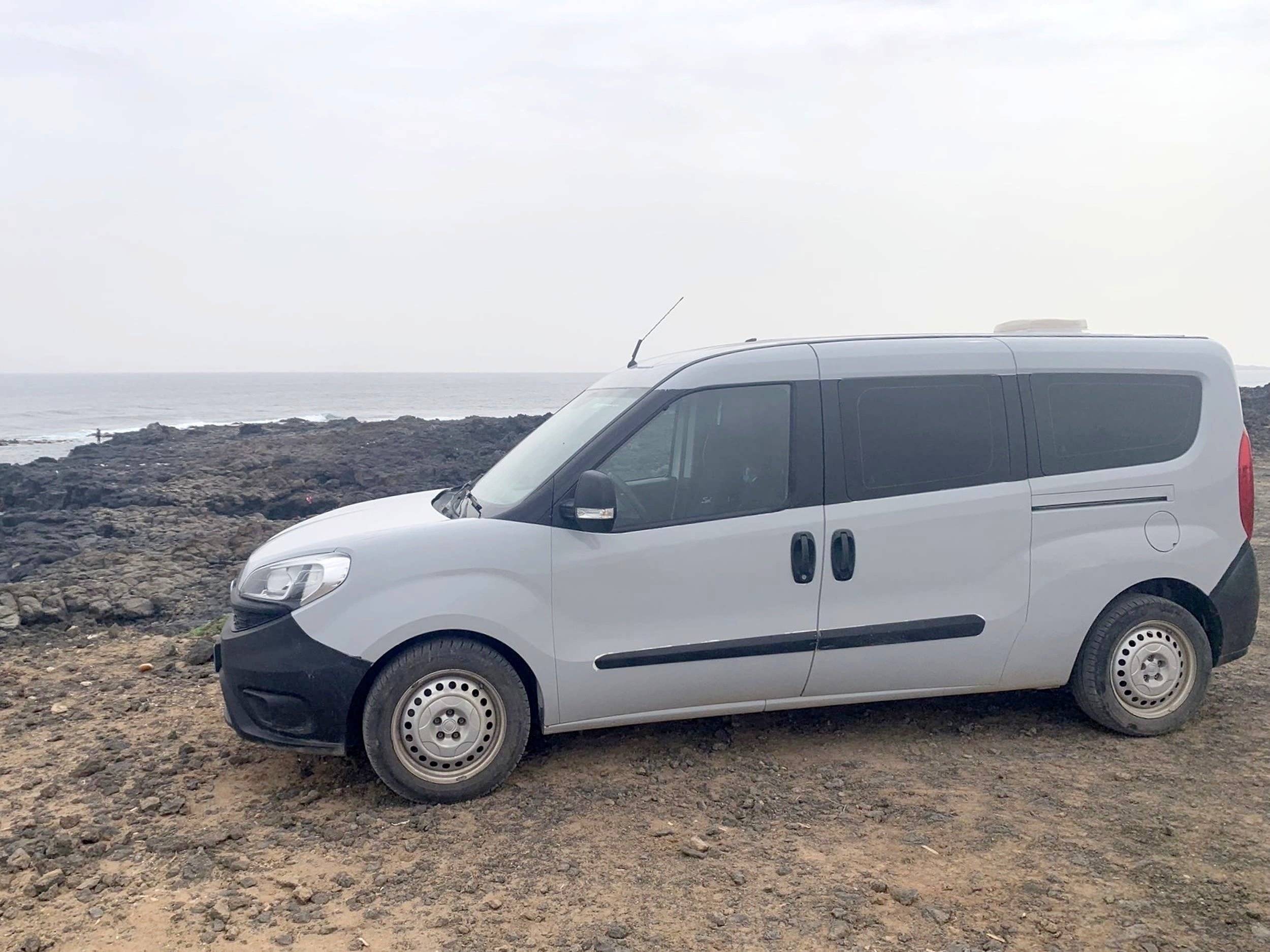 Voorkant 3/4 Fiat Doblo panorama 105 - Yescapa