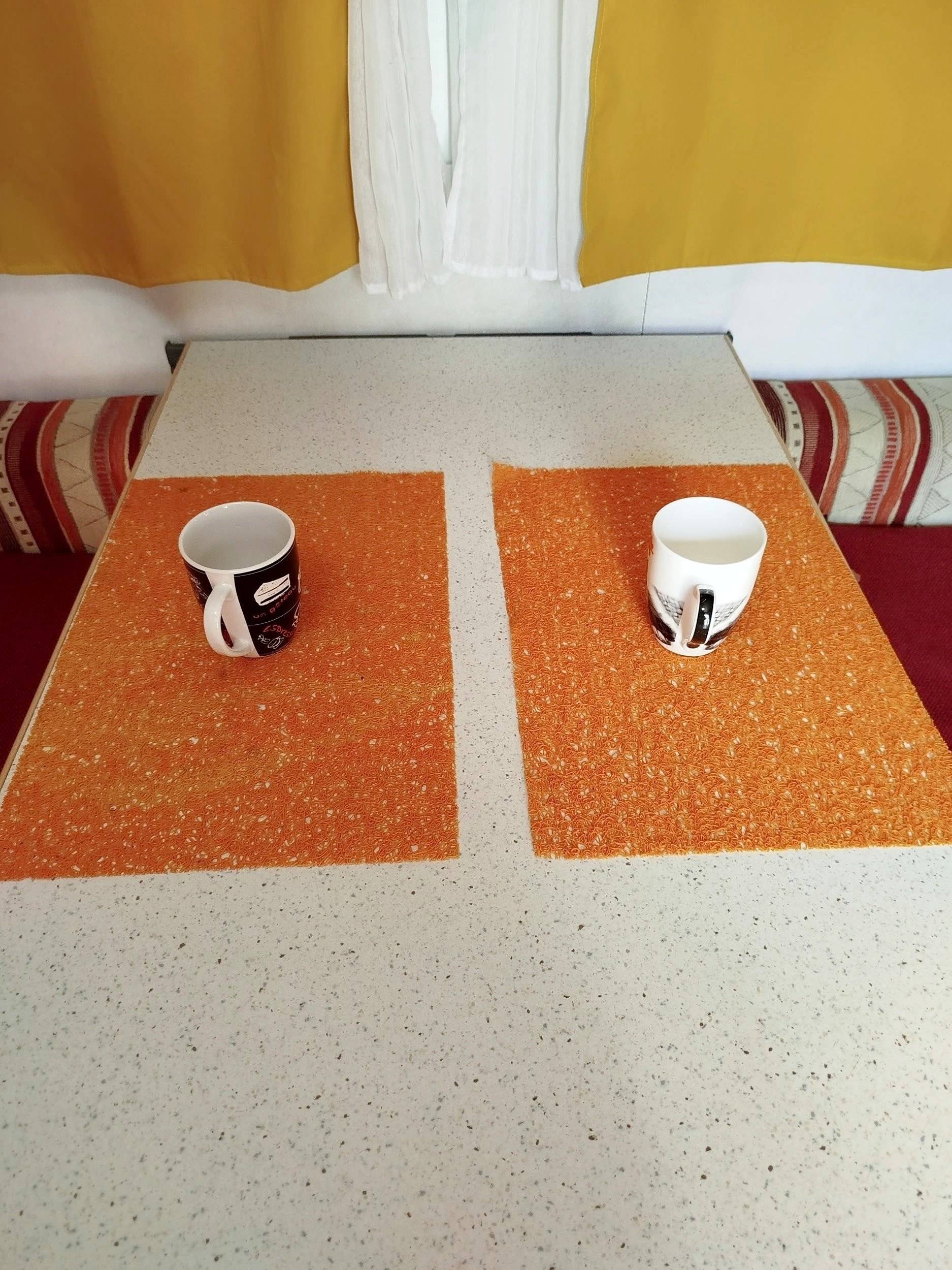 Dinette Ford chausson - Yescapa