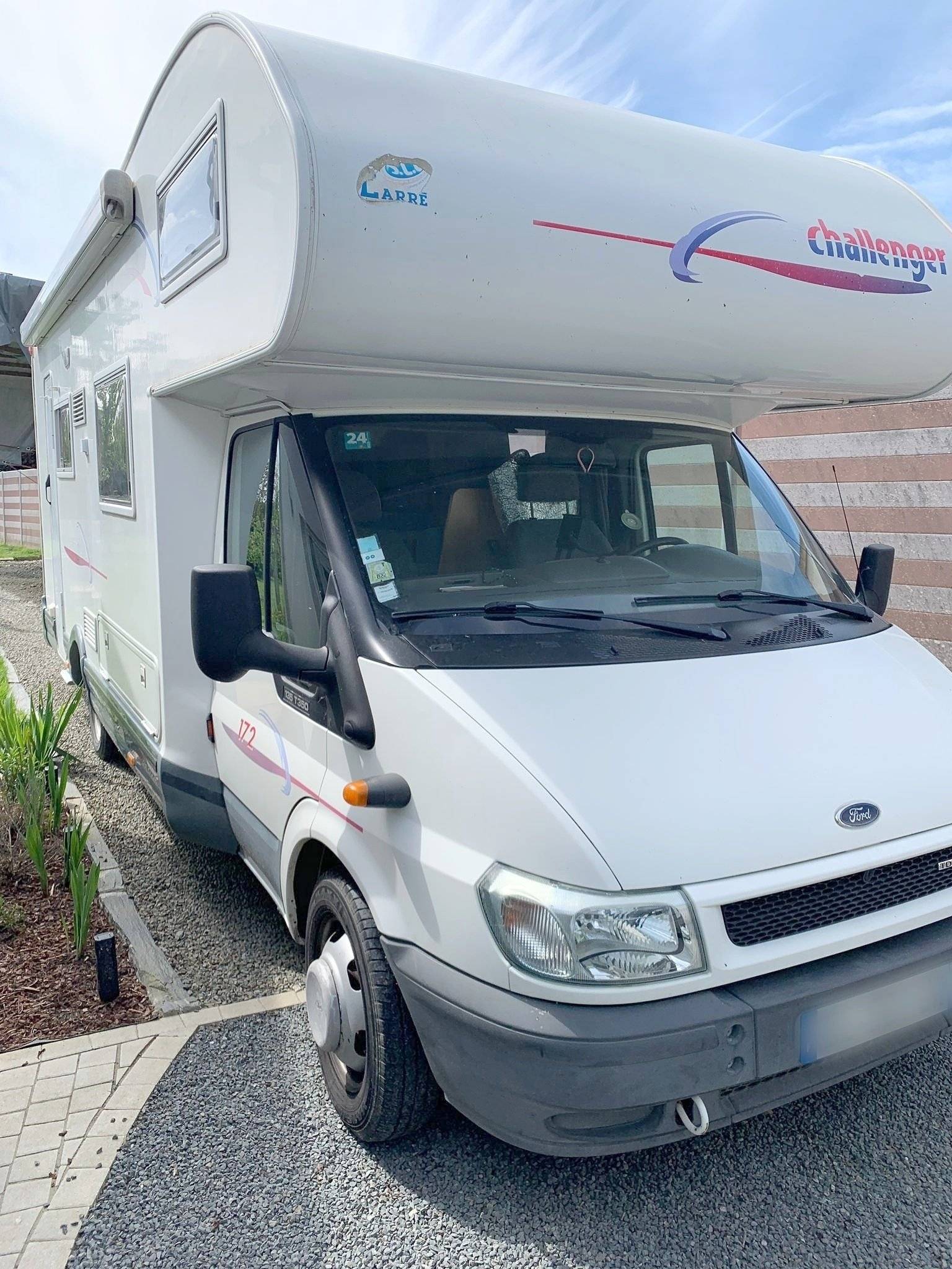 schräge Vorderansicht Ford - Yescapa