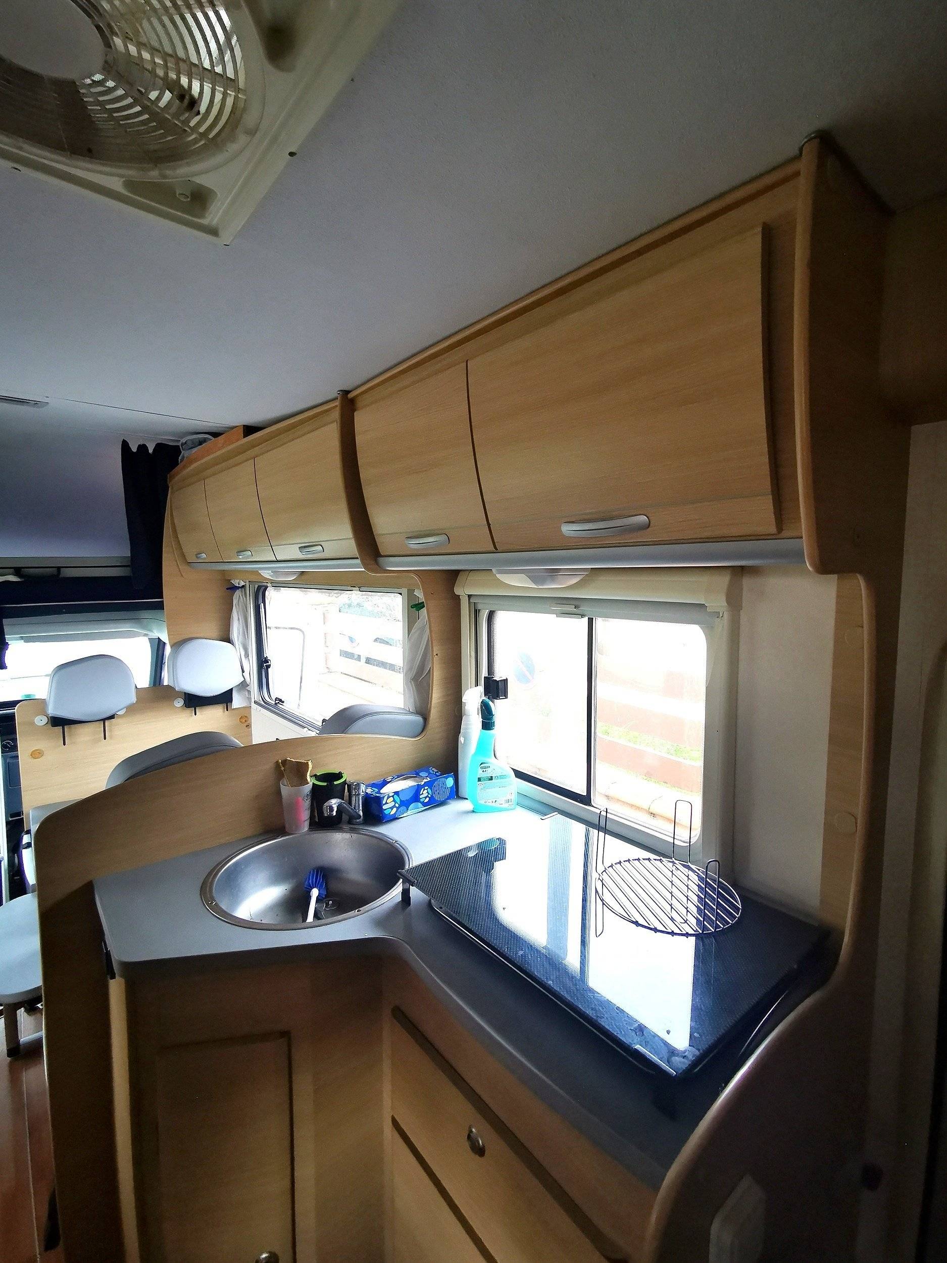 Angolo cucina Ford ford transit - Yescapa