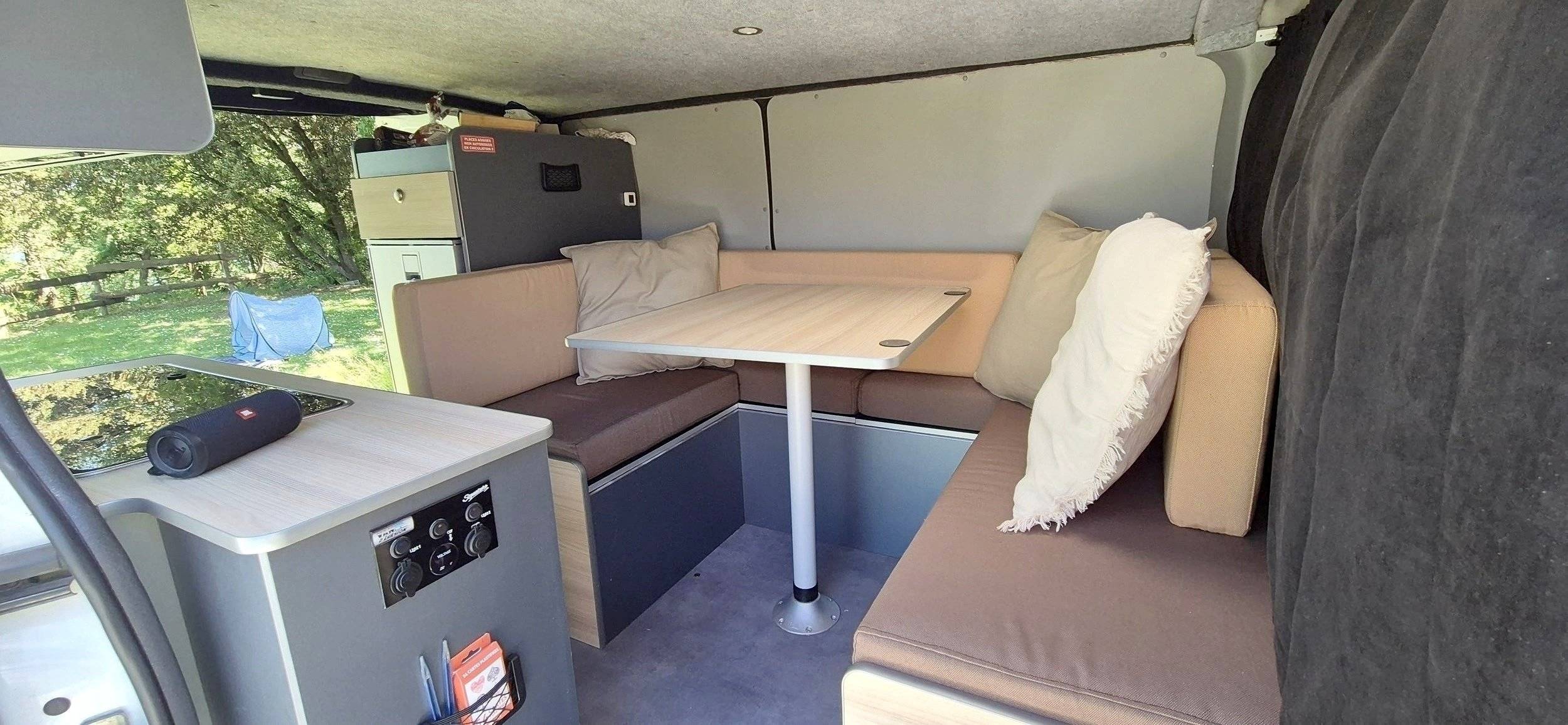Área de jantar Opel Vivaro 115ch - Yescapa