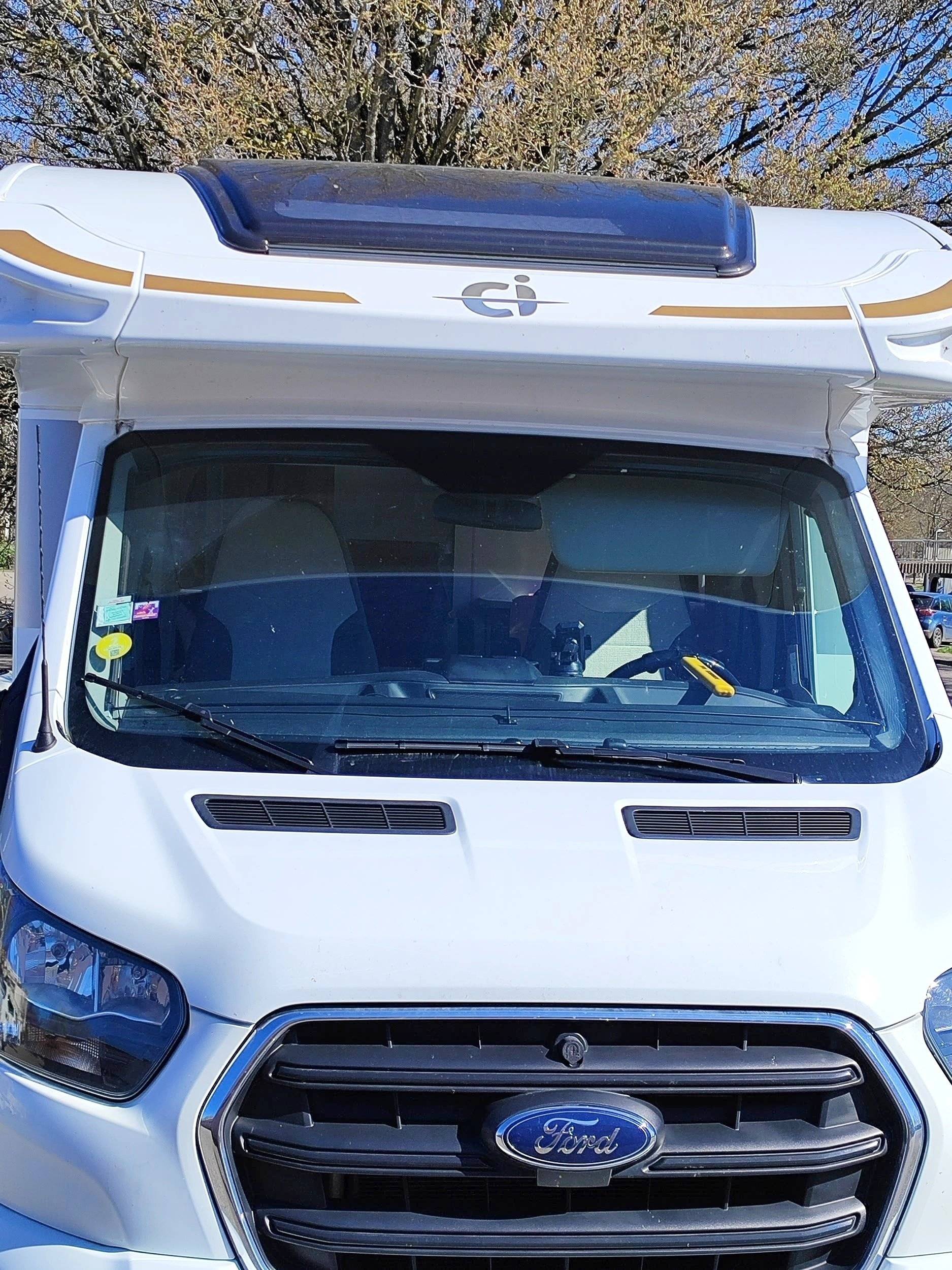 Vue avant de 3/4 Ford Transit 2,0 l 170 ch - Yescapa