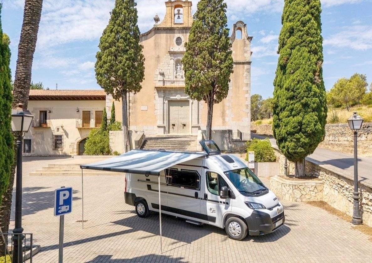Vista del vehículo ángulo delantero Citroën Jumper 2.2 Blue HDI 140 - Yescapa