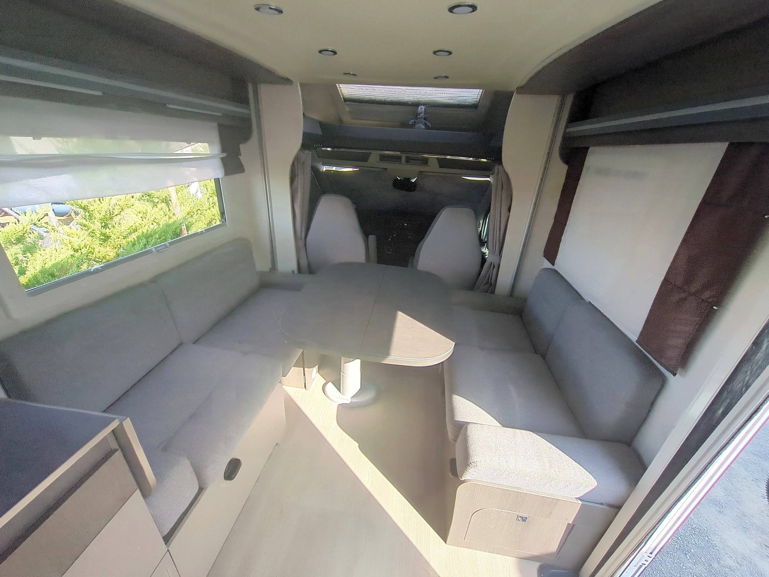 Dining Area Ford Chausson 720 - Yescapa