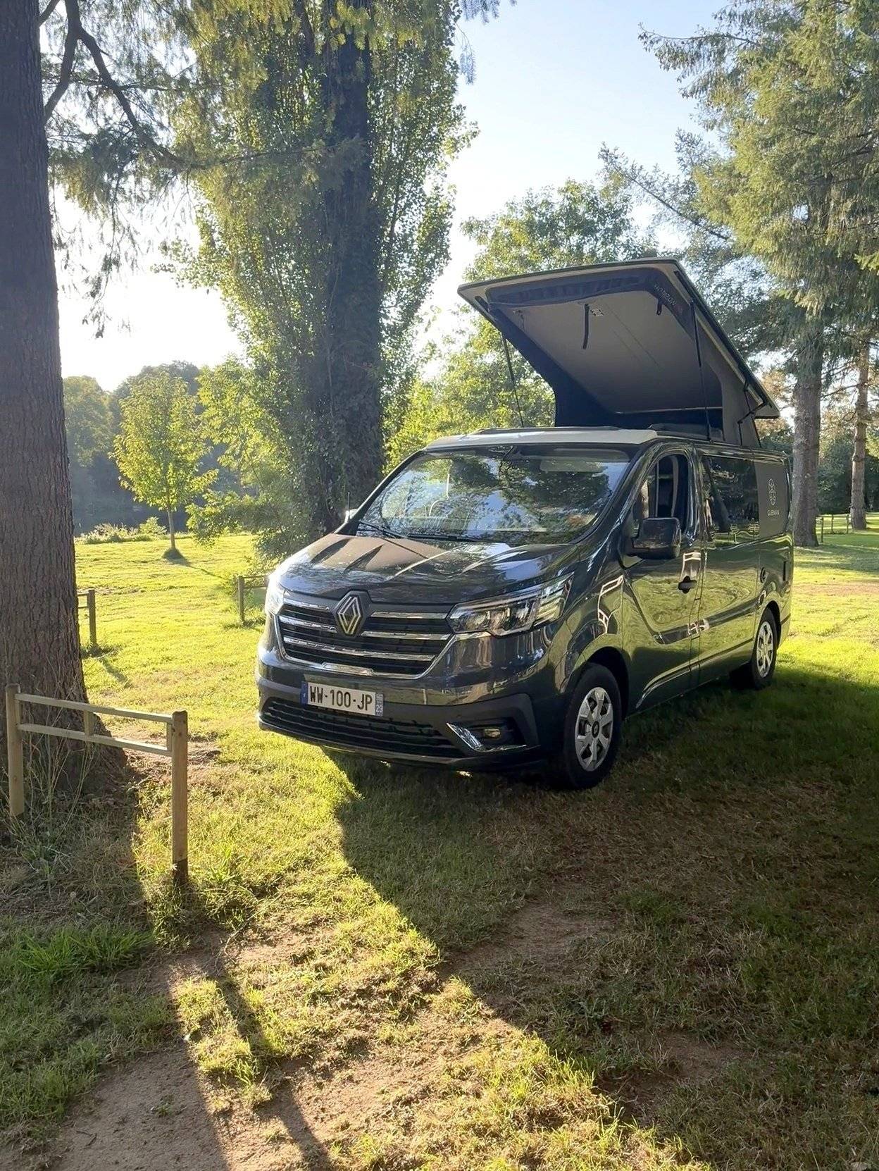 schräge Vorderansicht Renault Trafic 3 2L 150cv - Yescapa