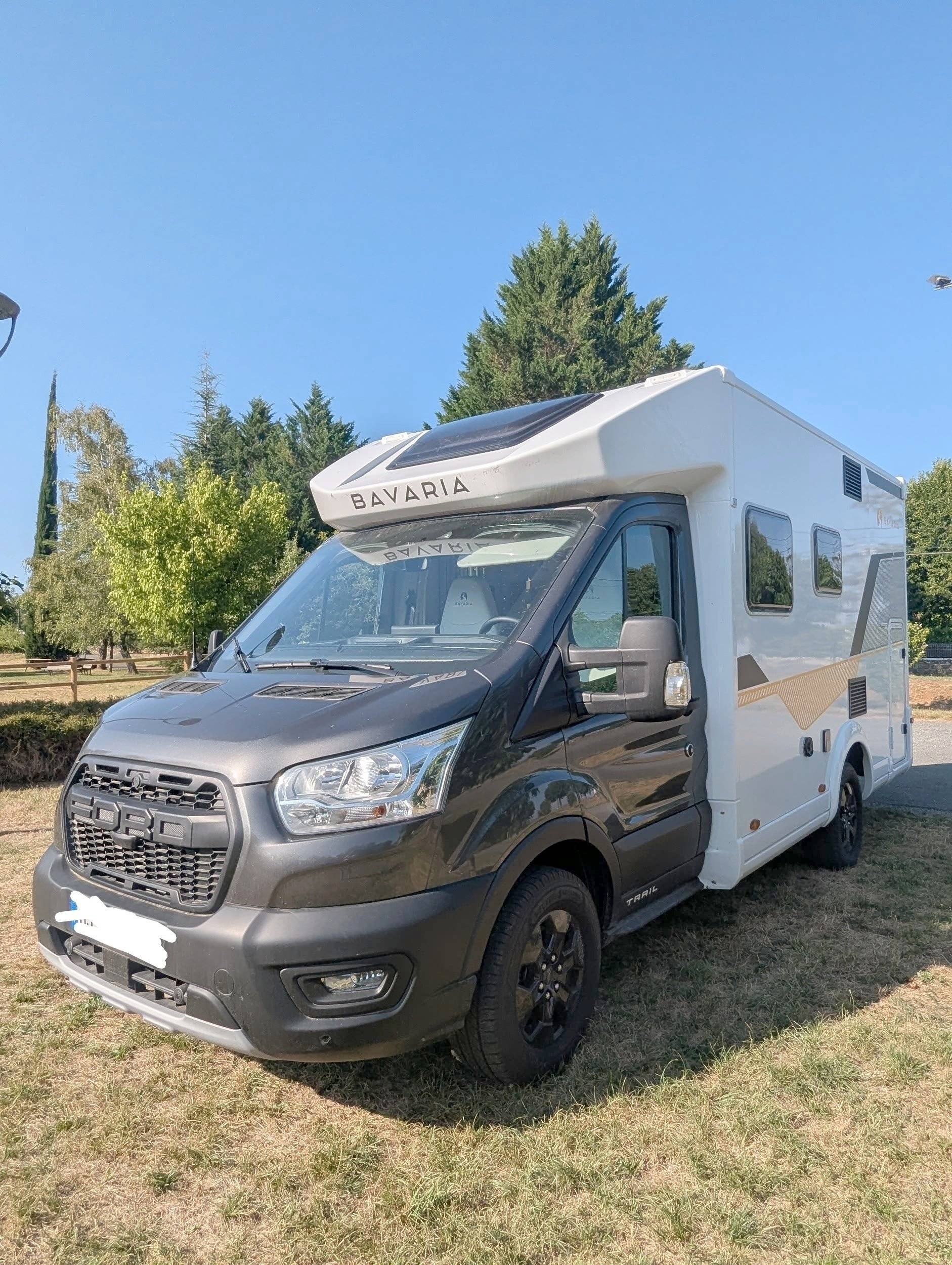 Front view from 3/4 Ford - Yescapa