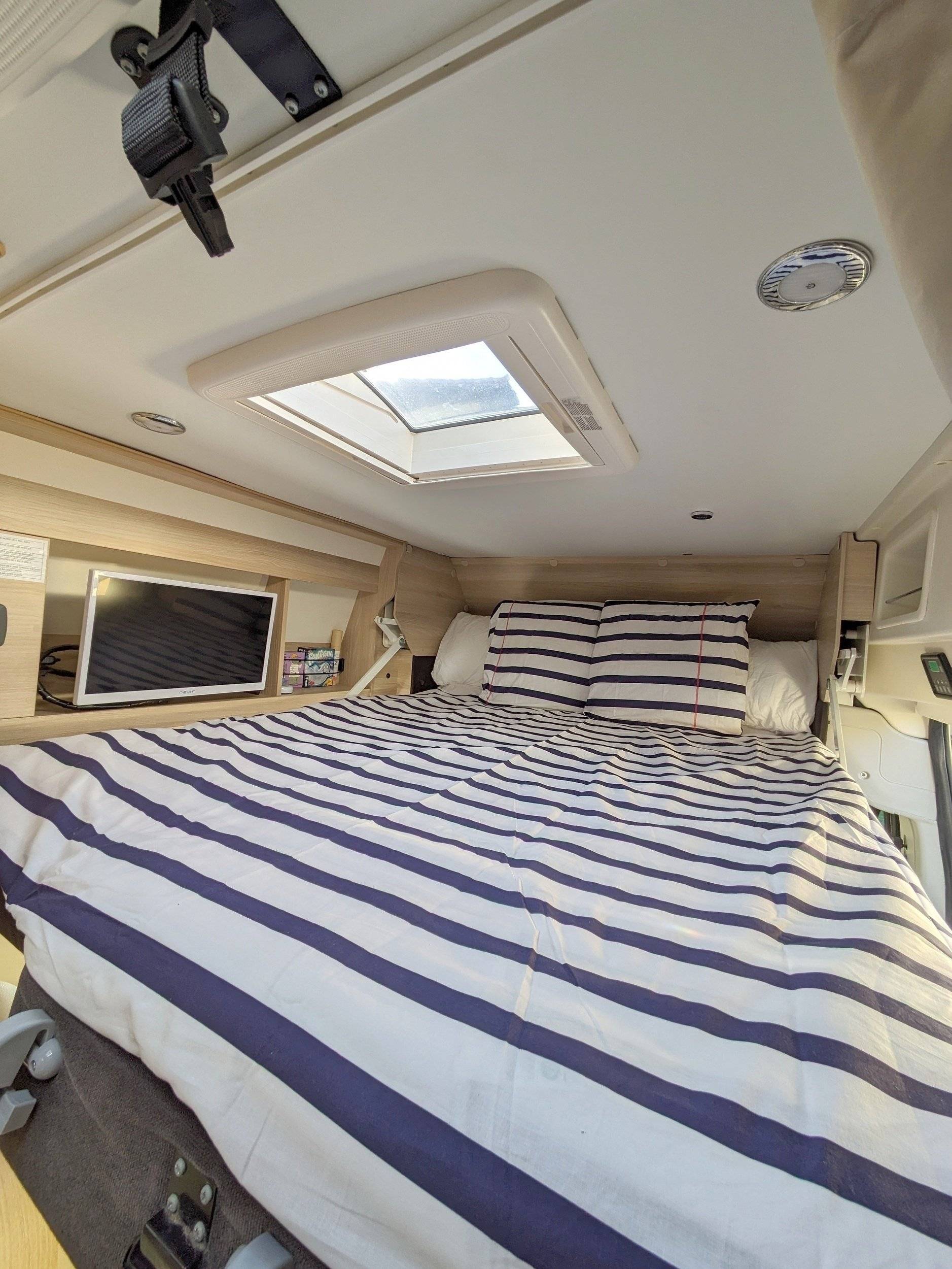 Dreamer Dreamer Family Van