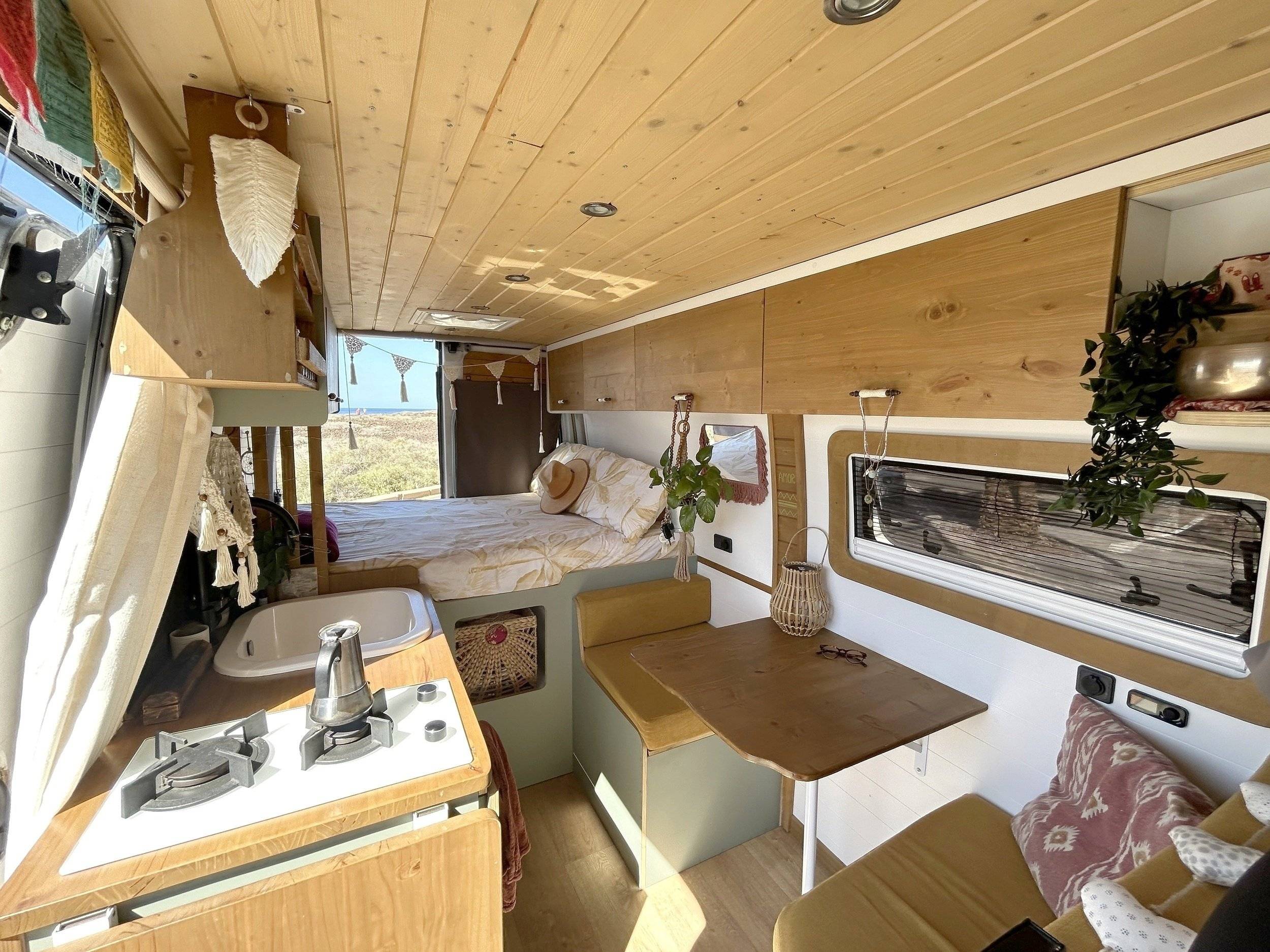 Dining Area Renault Renault master - Yescapa