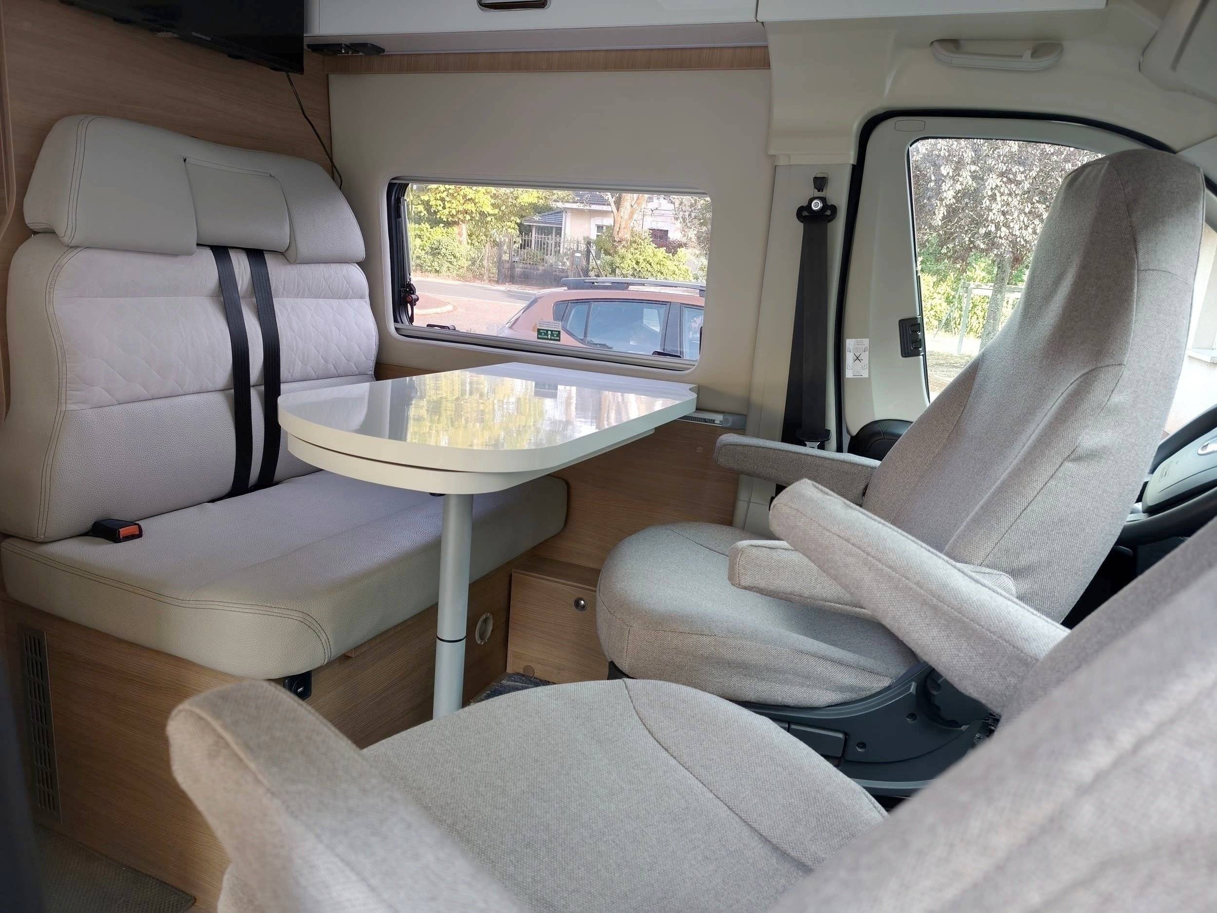 Dining Area Fiat Ducato 2,3 l 120 ch. - Yescapa