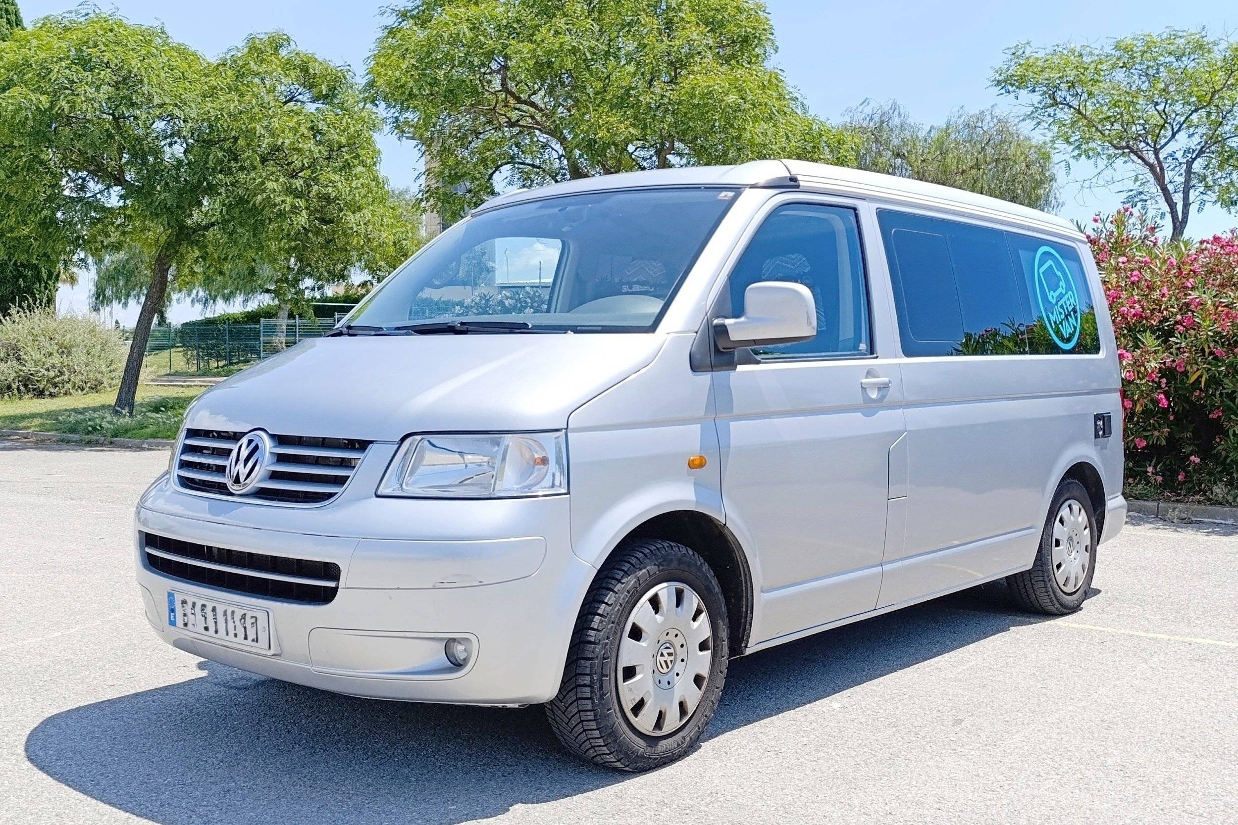 Vue avant de 3/4 Volkswagen Volkswagen T5 California 174ch - Yescapa