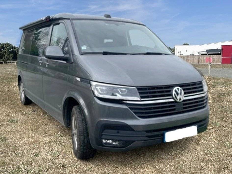 Front view from 3/4 Volkswagen T6.1 150 CH DSG 7 - Yescapa