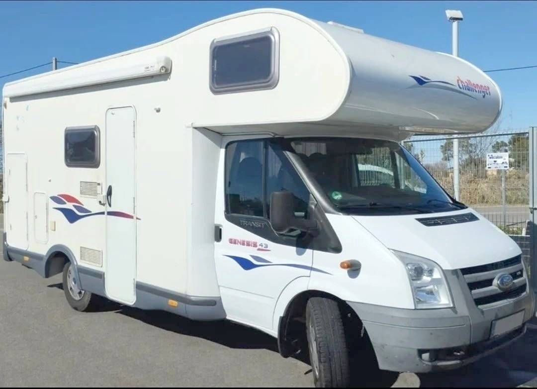 schräge Vorderansicht Ford Transit 2,2l TDCi 140 ch. - Yescapa