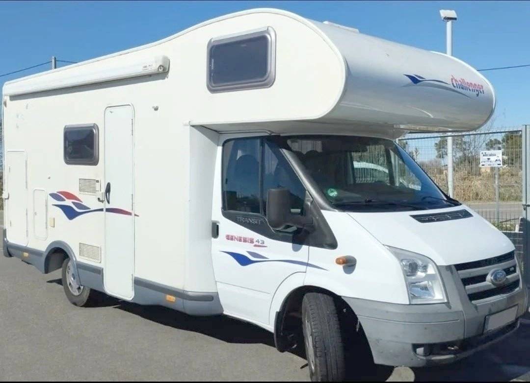 Vista de 3/4 Ford Transit 2,2l TDCi 140 ch. - Yescapa