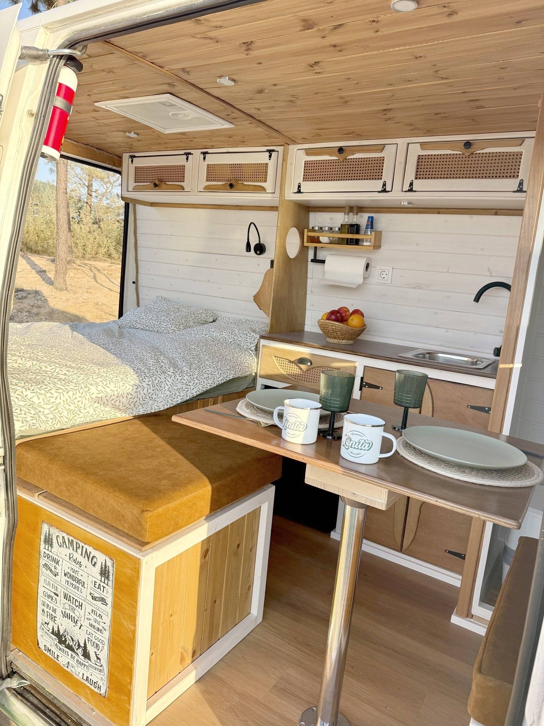 Área de jantar Peugeot Boxer 230l - Yescapa