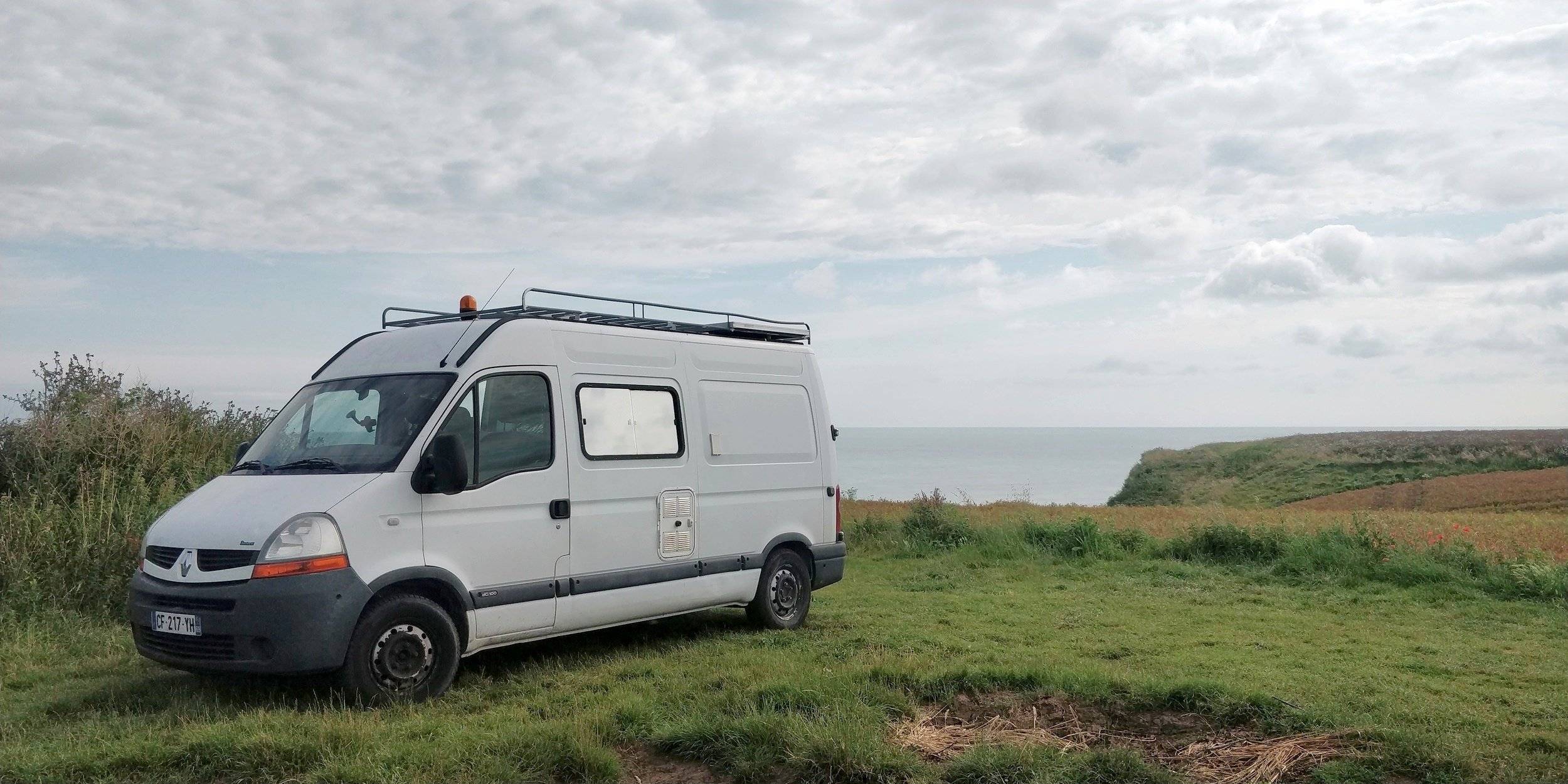 schräge Vorderansicht Renault Master 2,5 l dCi 100 ch. - Yescapa