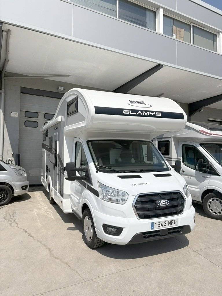 Vue avant de 3/4 Ford ford transit - Yescapa