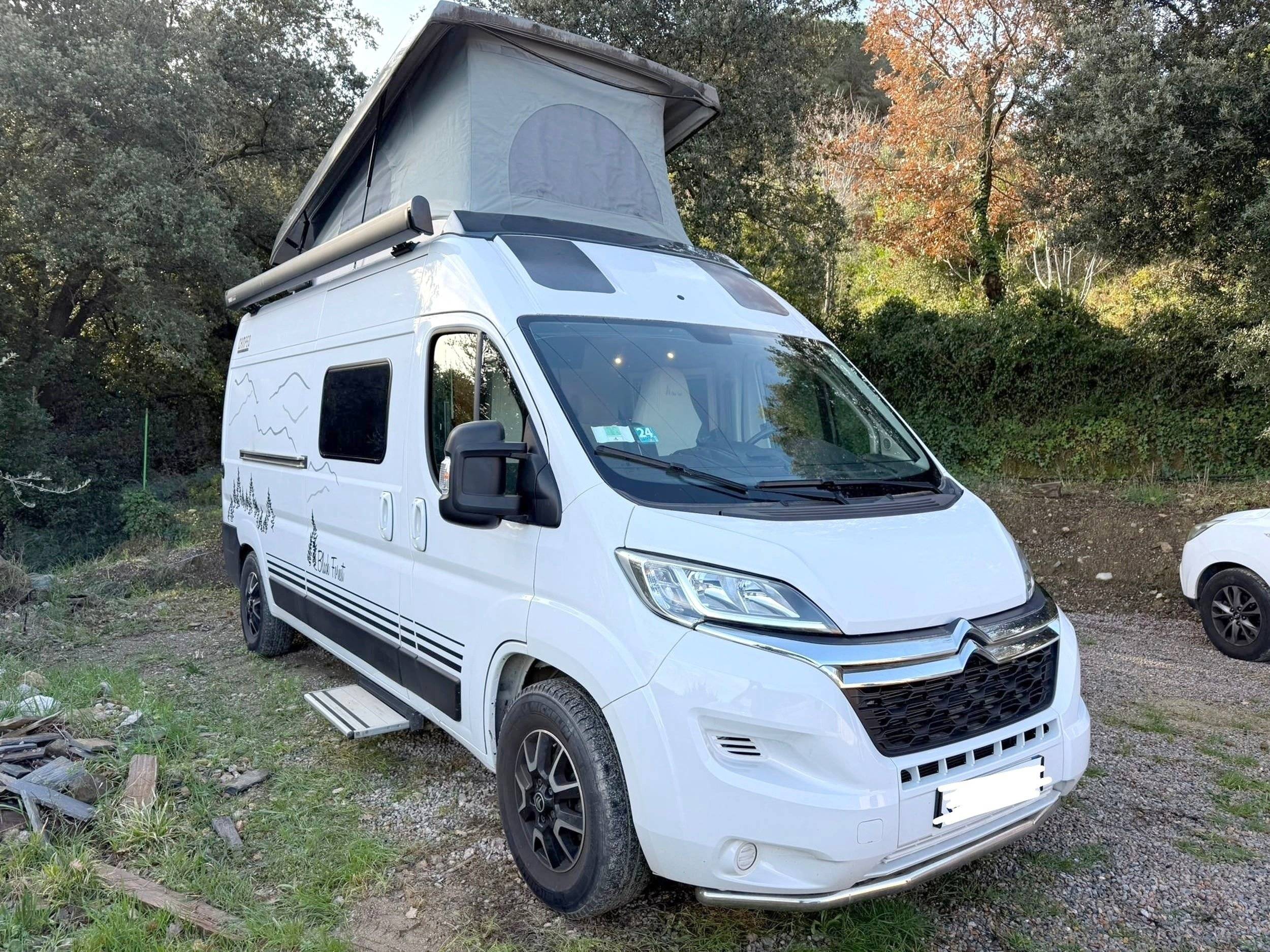 Vista del vehicle angle davanter Citroën Jumper 2,2 l 140 ch - Yescapa