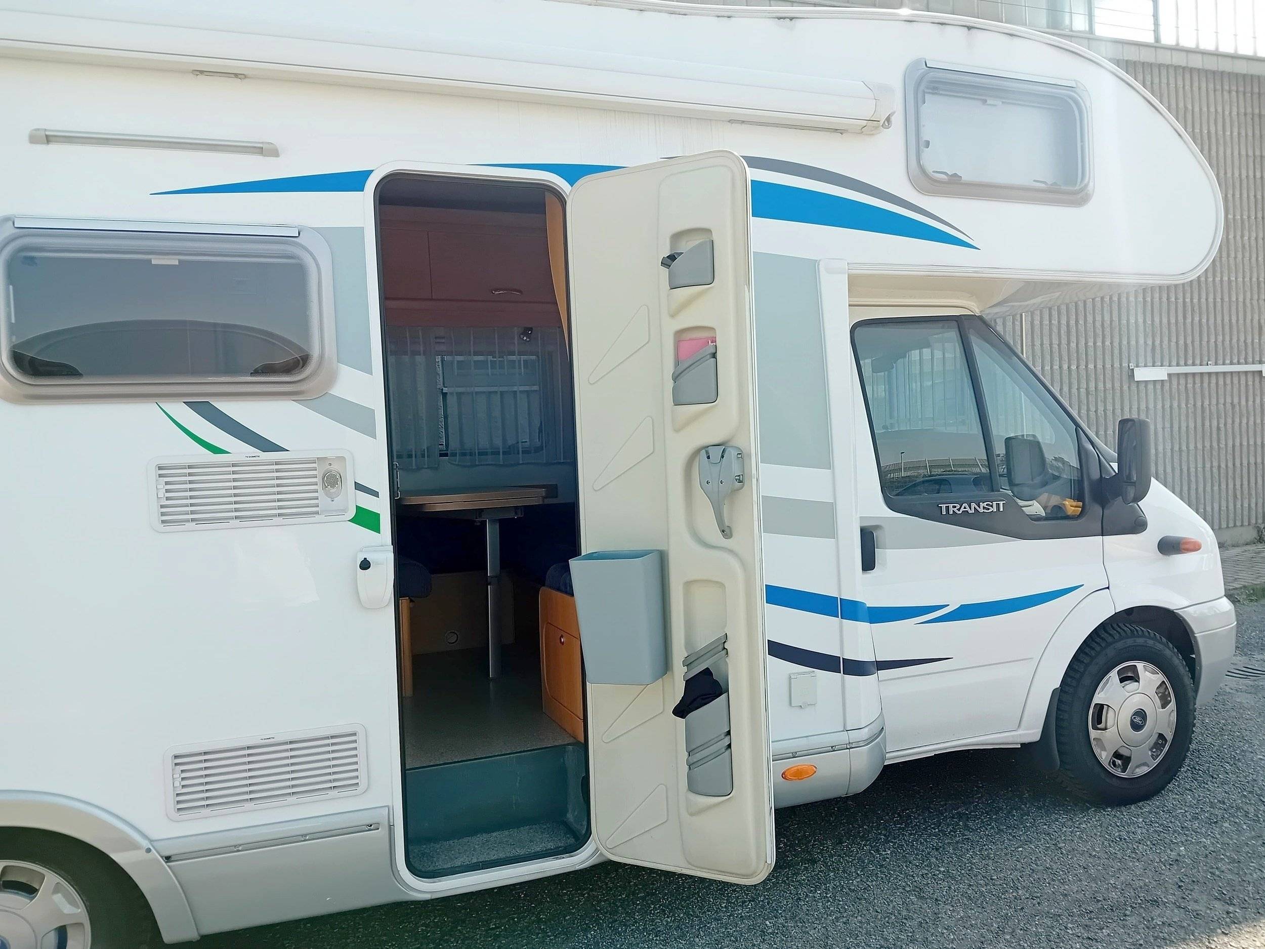Front view from 3/4 Chausson - Yescapa
