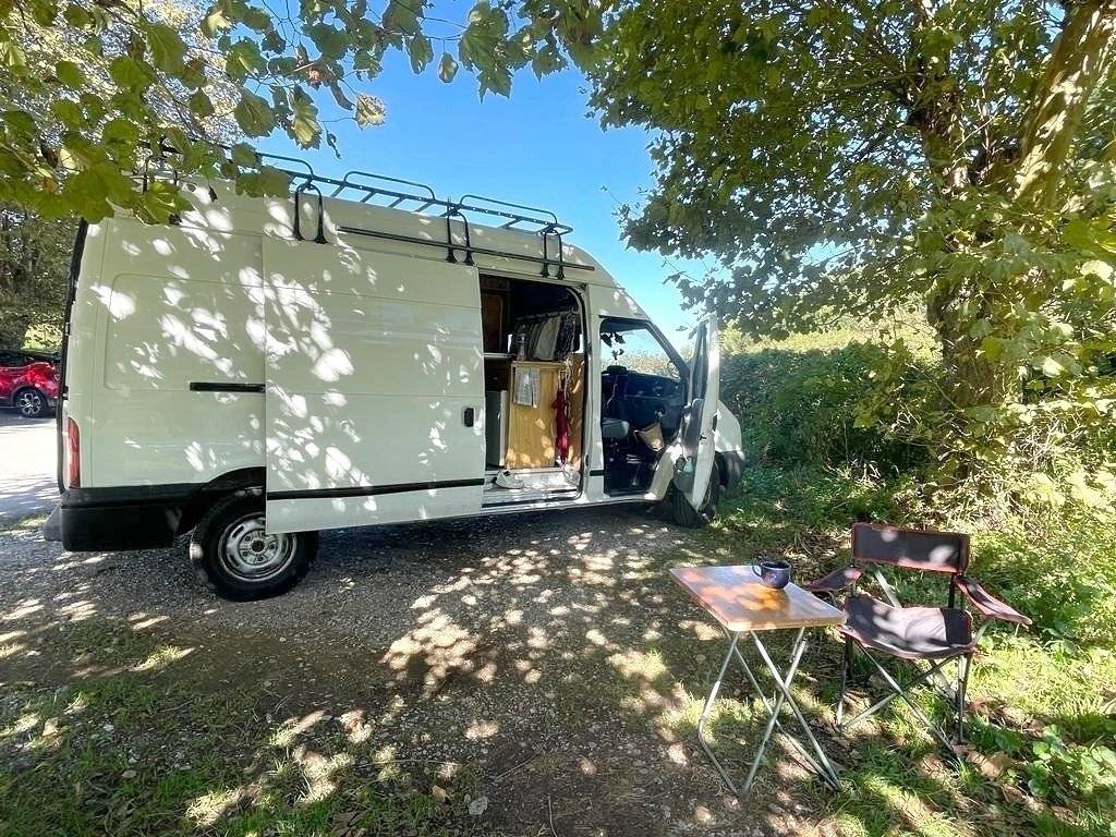 Vue avant de 3/4 Ford Ford Transit TT - Yescapa