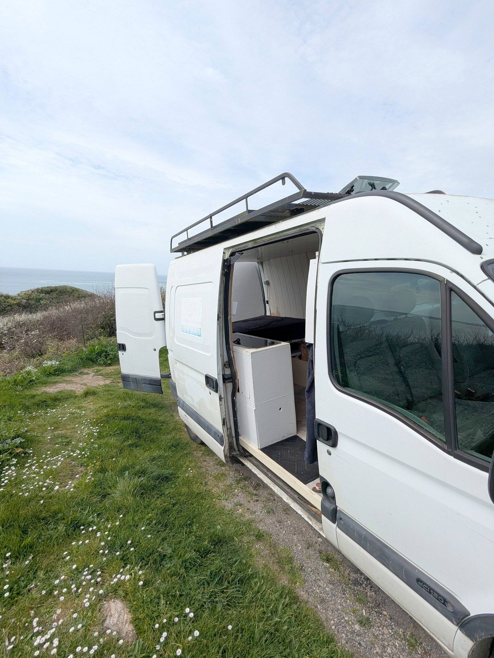 Vista del vehículo ángulo delantero Renault Master 2,5 l dCi 120 ch. - Yescapa