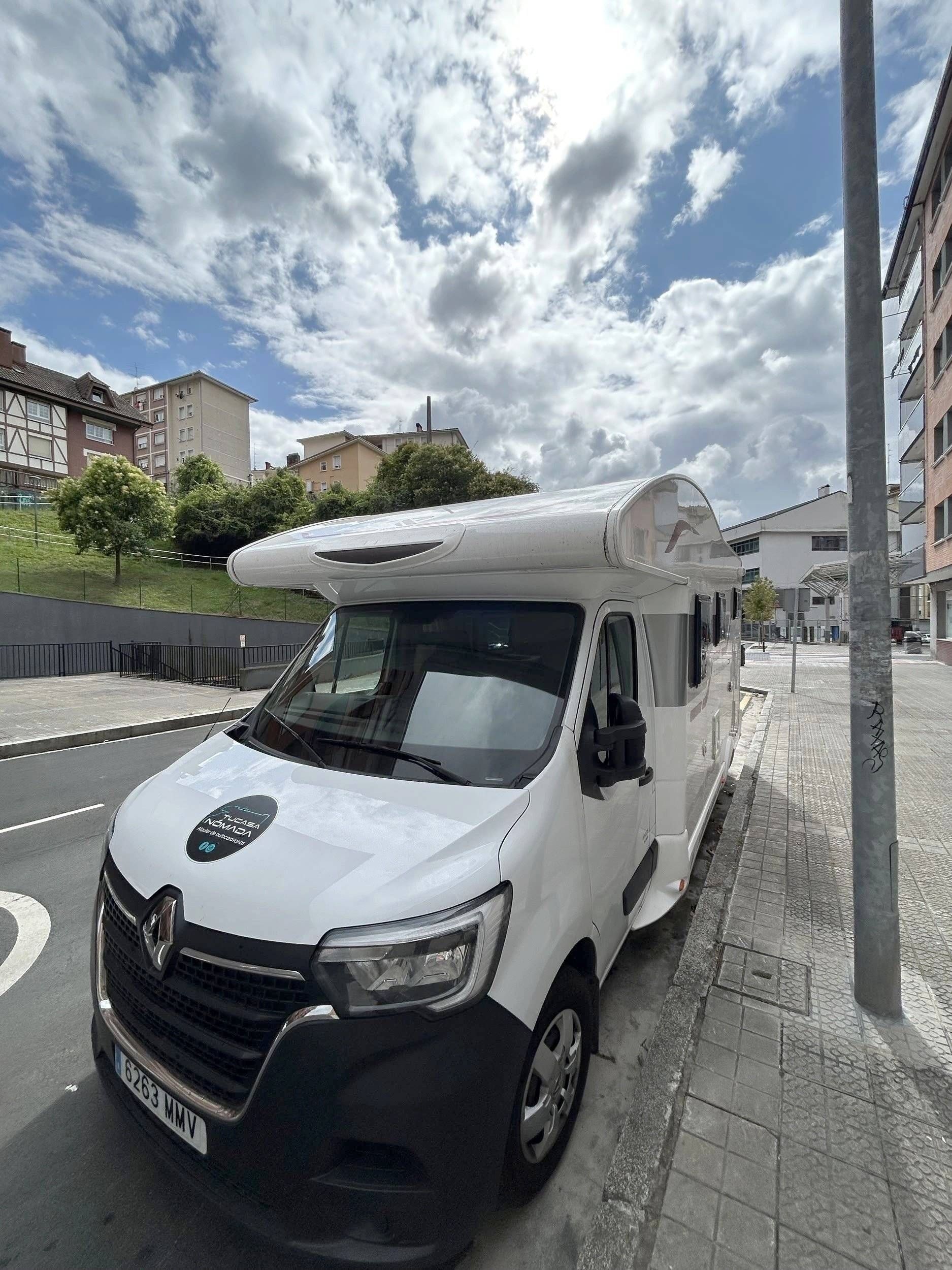 schräge Vorderansicht Renault Master 2,3 l 145 ch - Yescapa