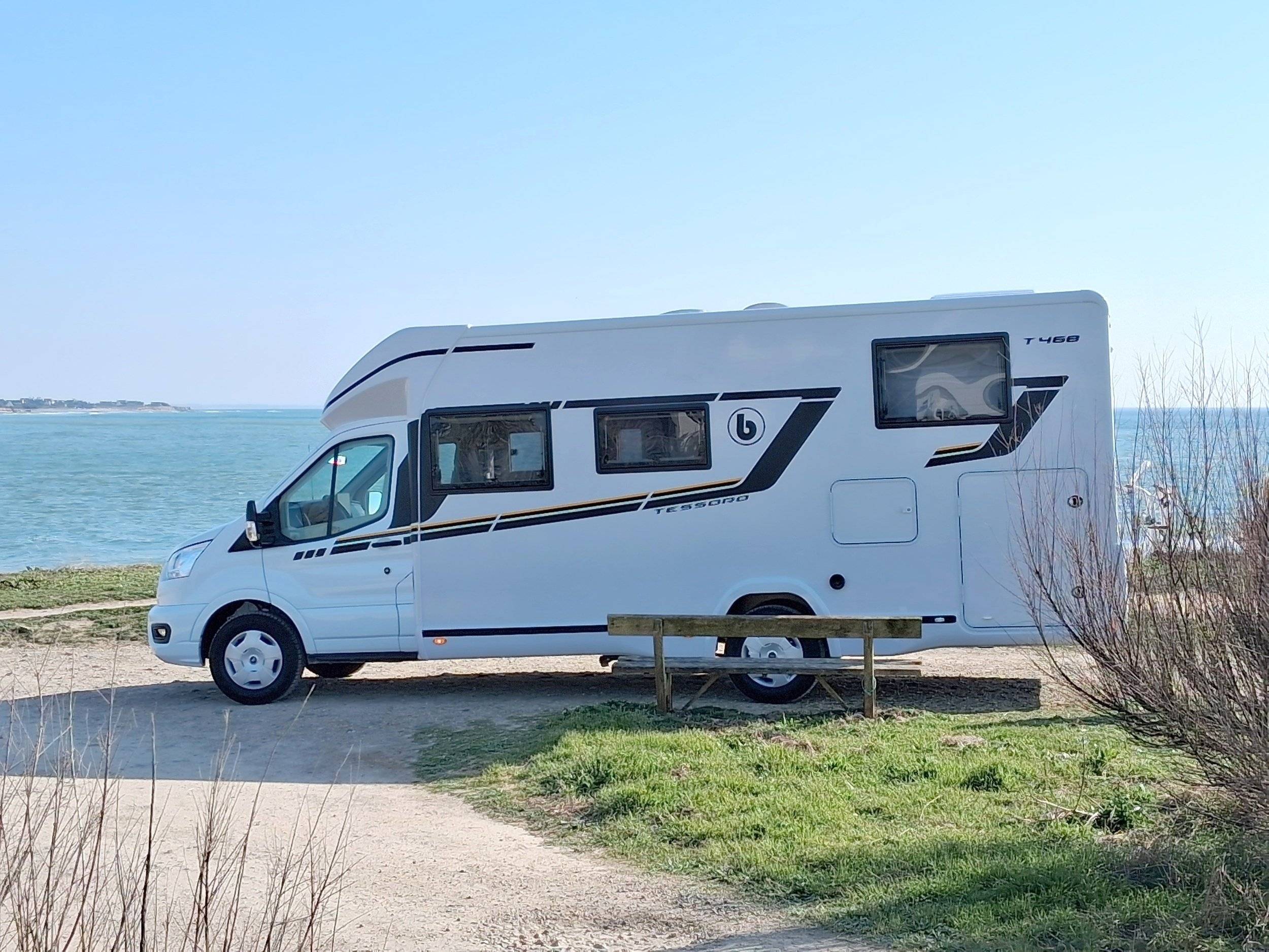 schräge Vorderansicht Ford ford transit - Yescapa