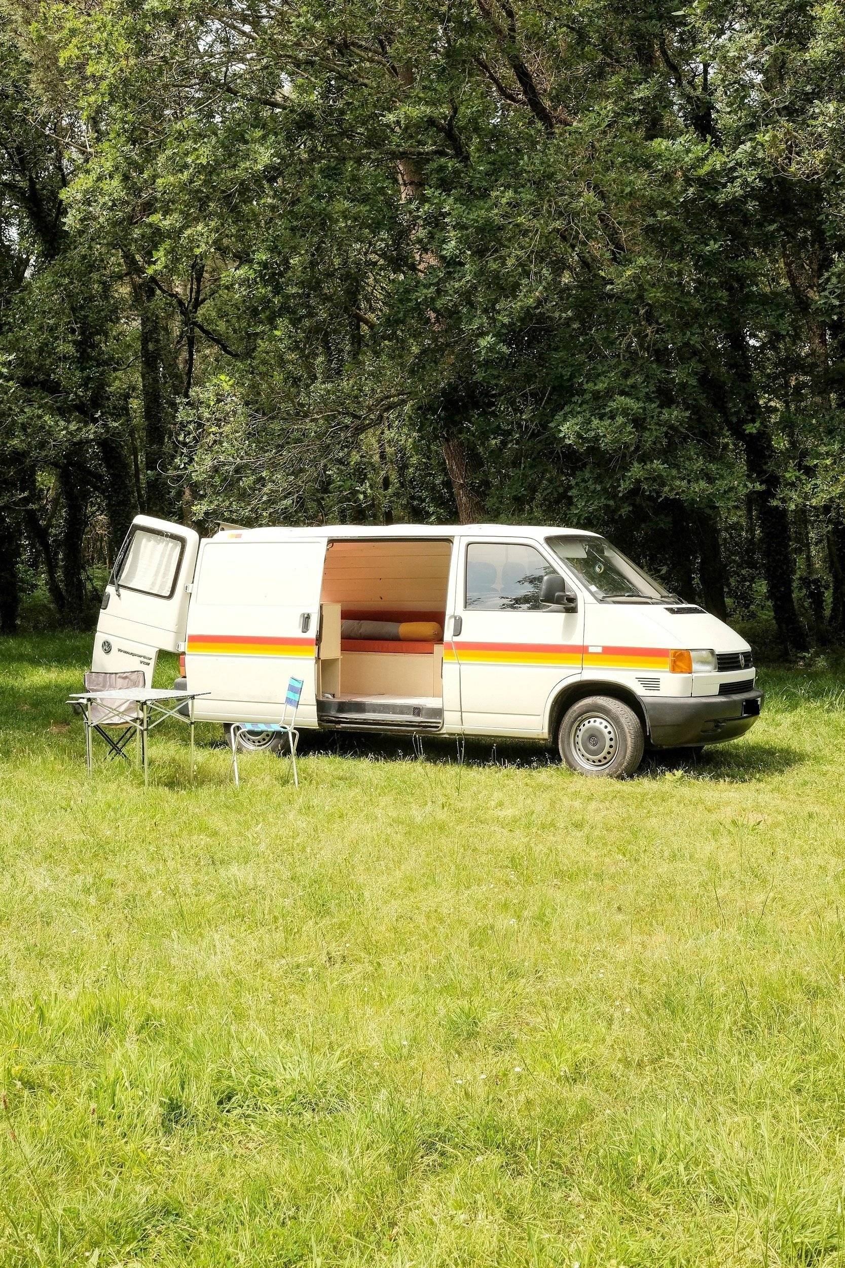 Front view from 3/4 Volkswagen T4 - Yescapa