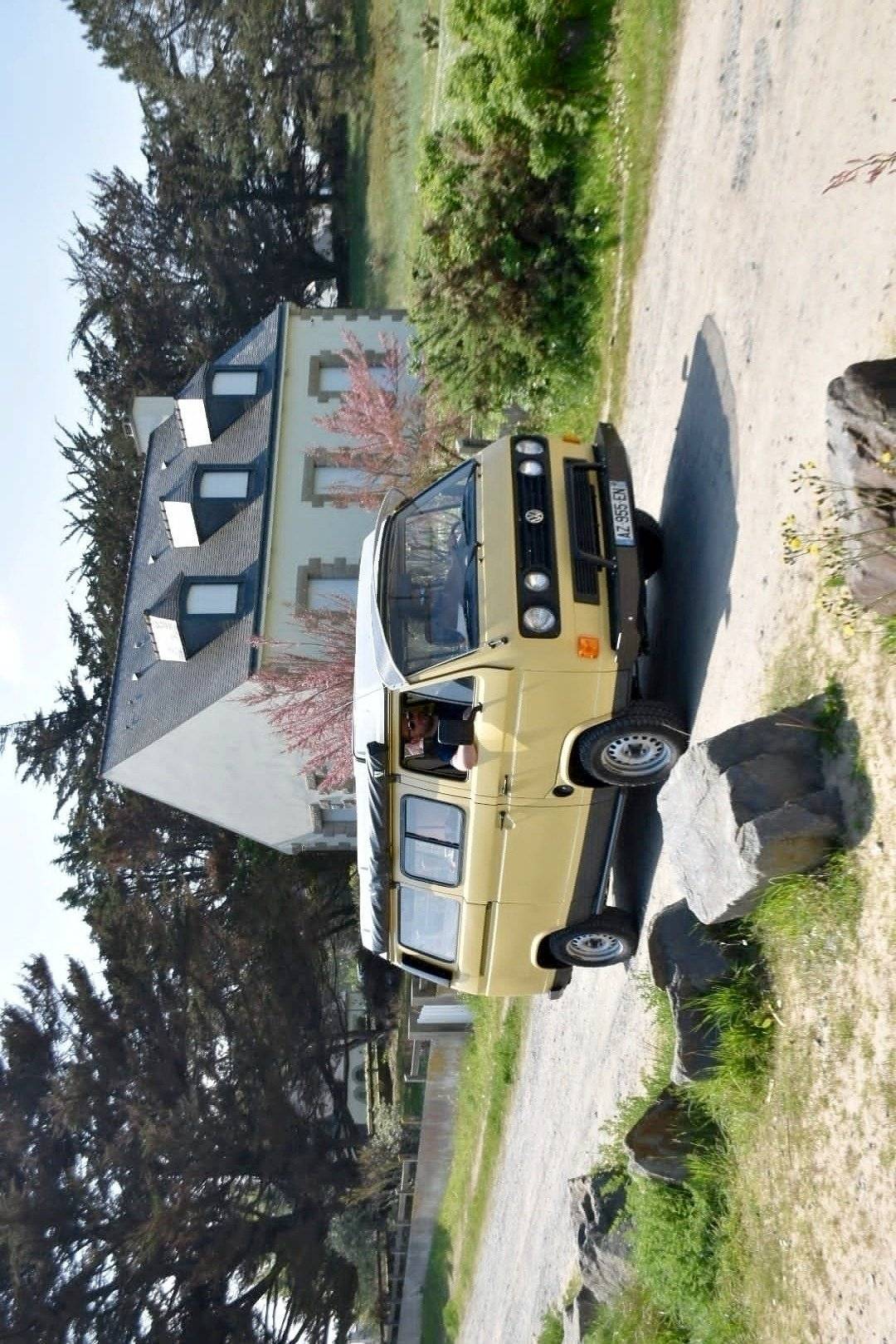 schräge Vorderansicht Volkswagen Combi T3 - Yescapa