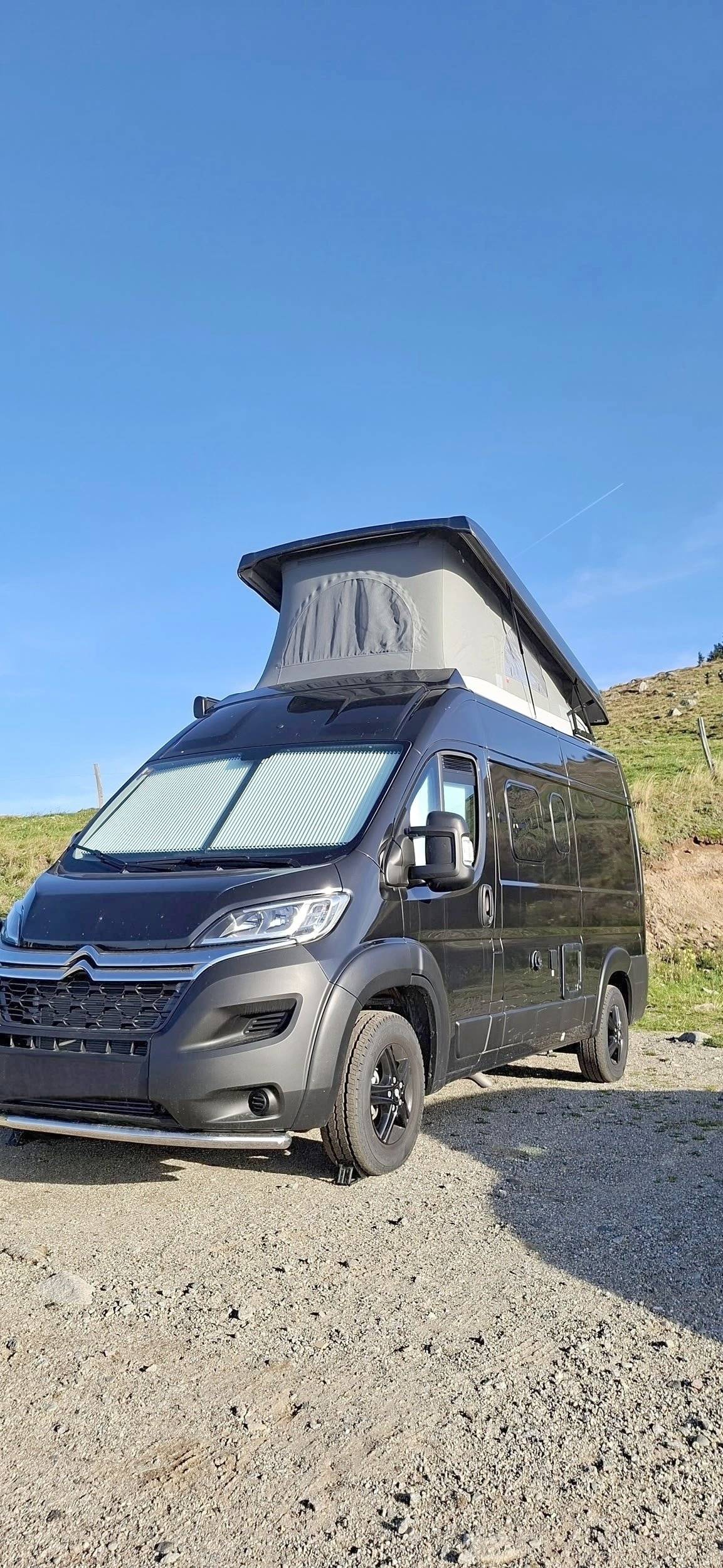 Front view from 3/4 Citroën Jumper 2,2 l 140 ch - Yescapa