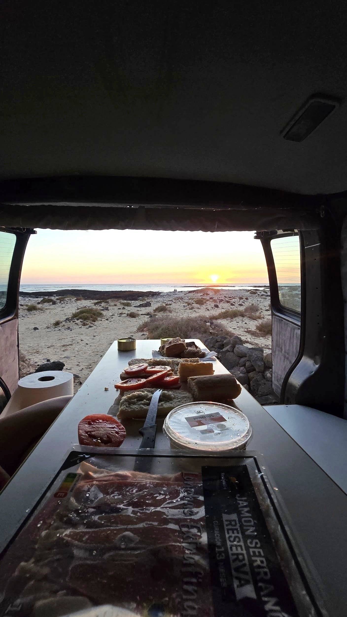 Dining Area Volkswagen - Yescapa