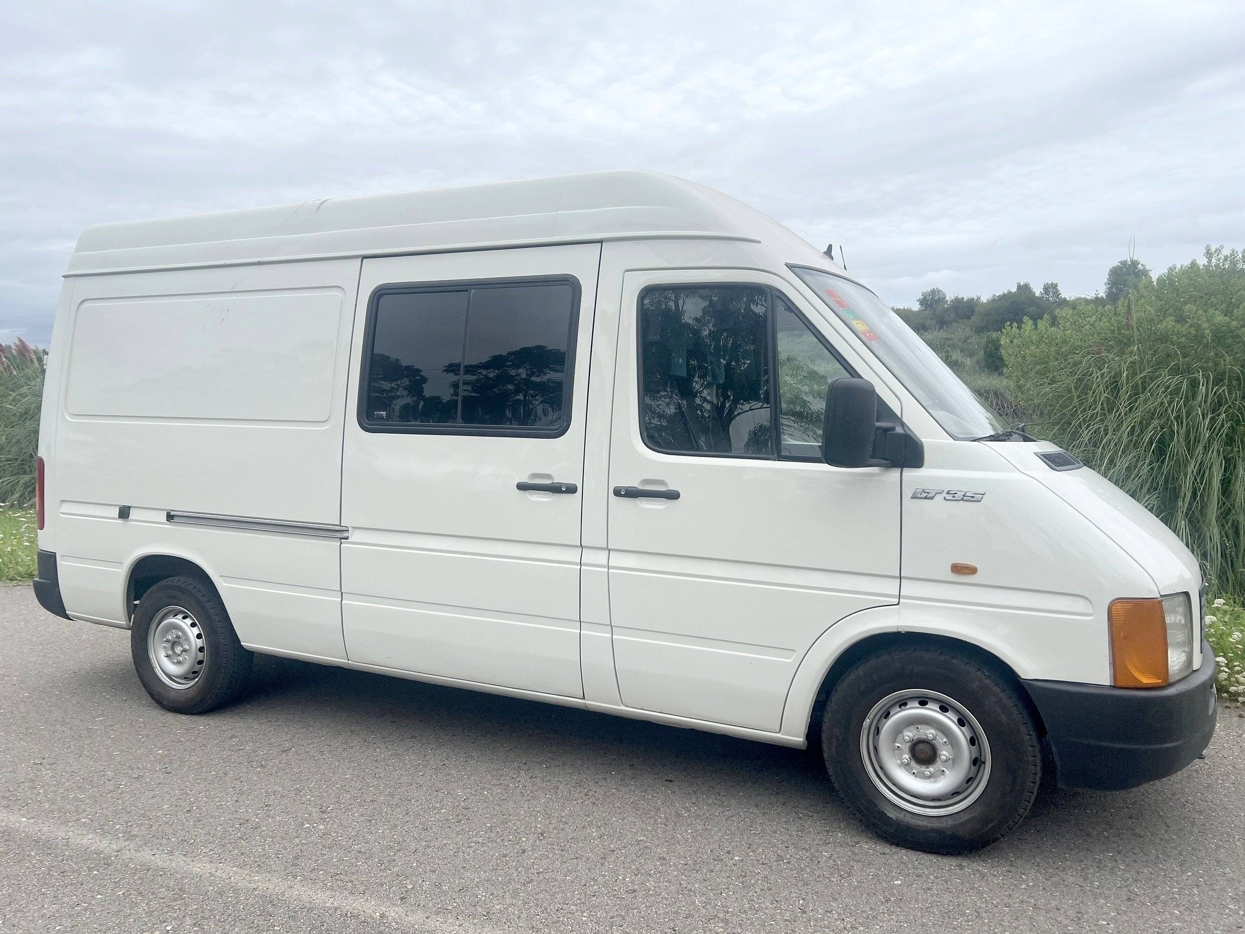 Vista del vehicle angle davanter Volkswagen LT35 D - Yescapa