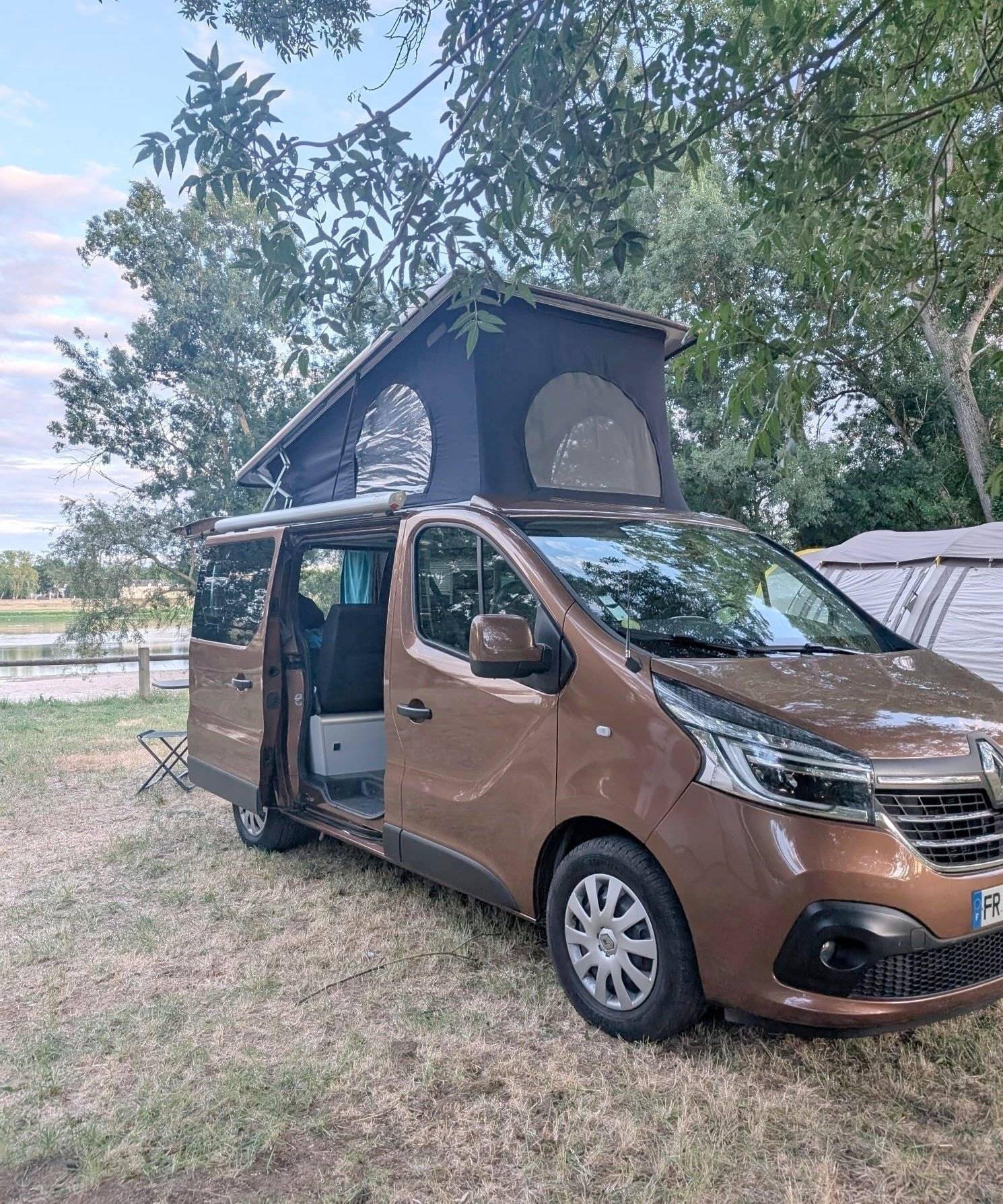 Vue avant de 3/4 Renault Renault Trafic - Yescapa
