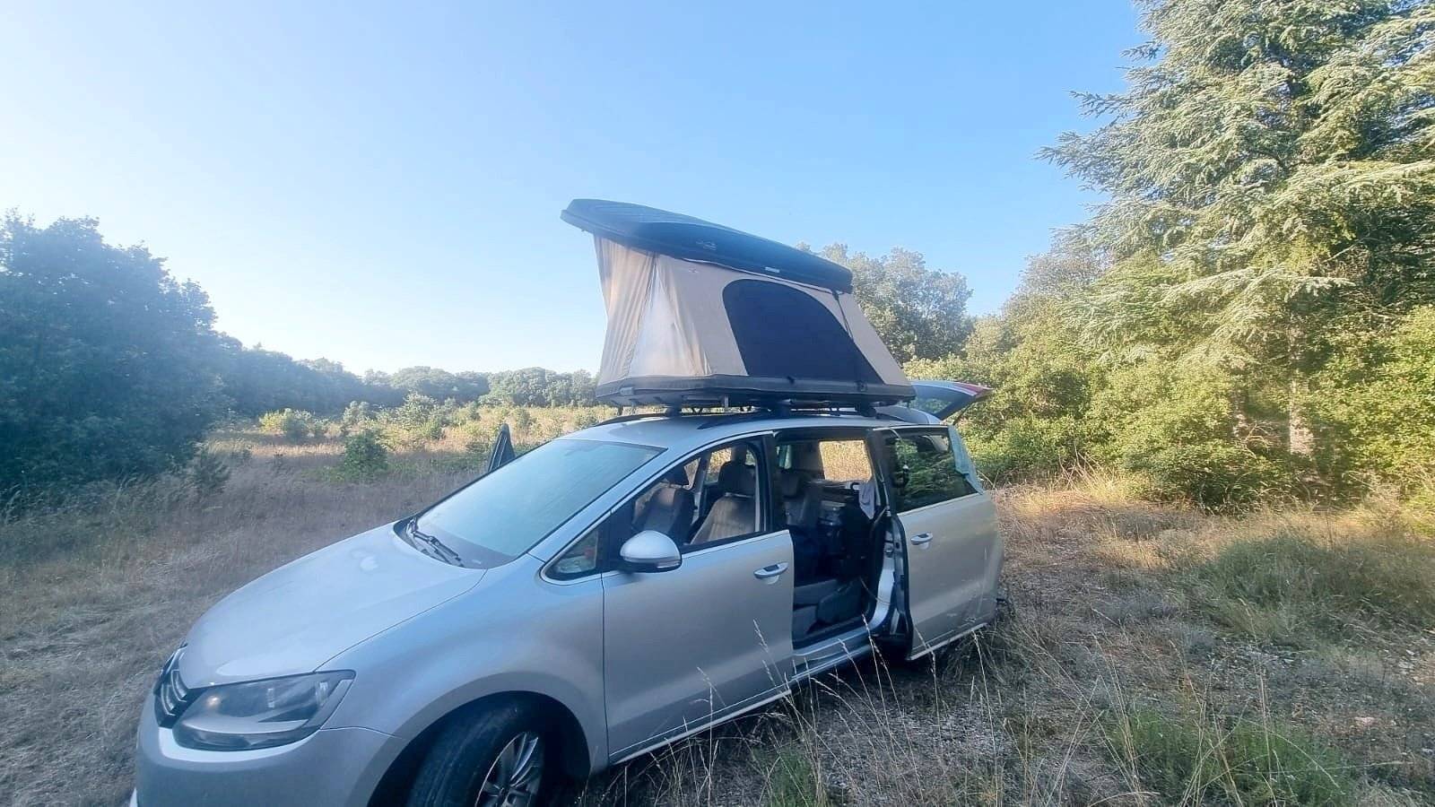 Vista frontale a ¾ Volkswagen sharan - Yescapa