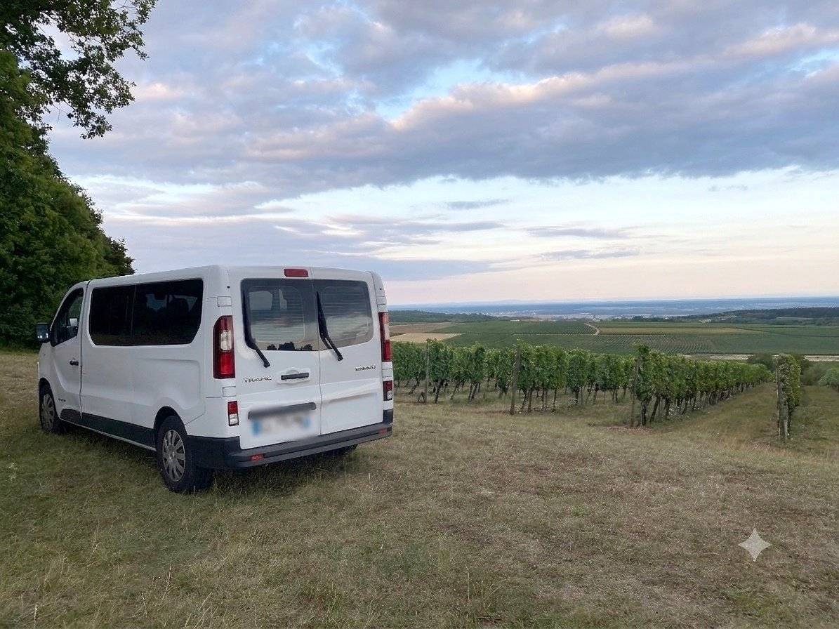 Vista del vehículo ángulo delantero Renault Trafic 1,6 l 125 ch - Yescapa