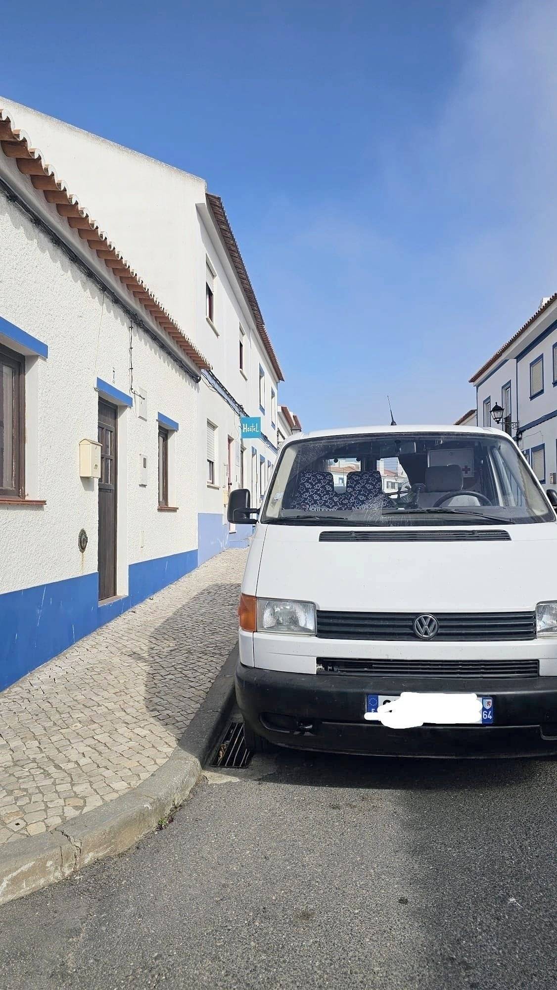 Front view from 3/4 Volkswagen T4 - Yescapa