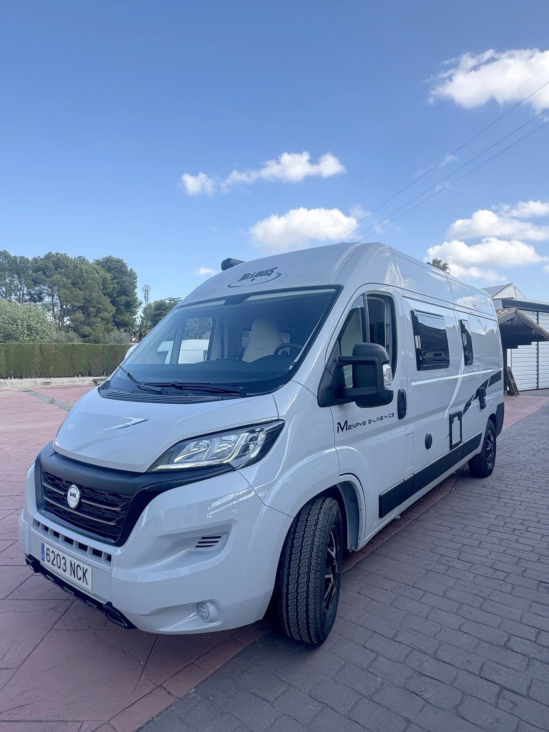 Front view from 3/4 Fiat Ducato 2,2 140cv - Yescapa