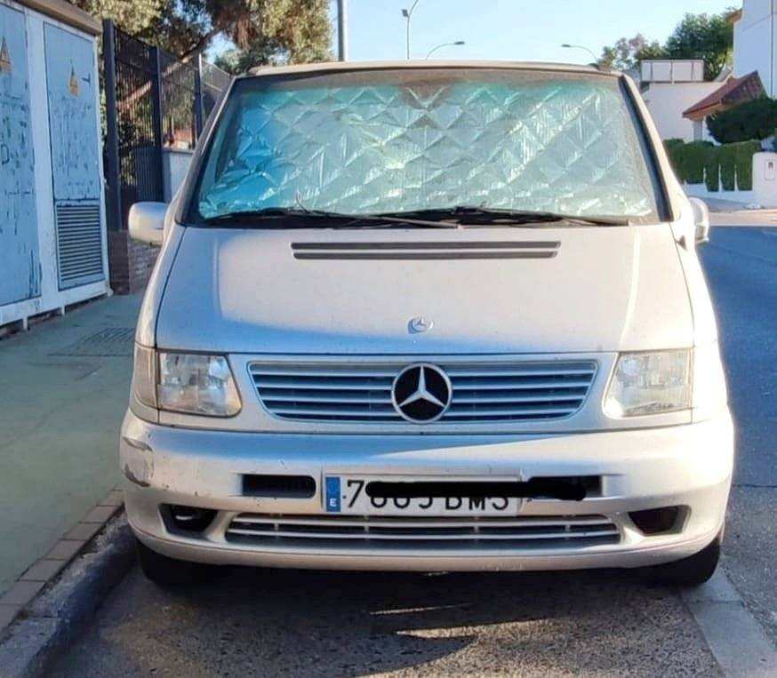 Vue avant de 3/4 Mercedes Mercedes Benz - Yescapa