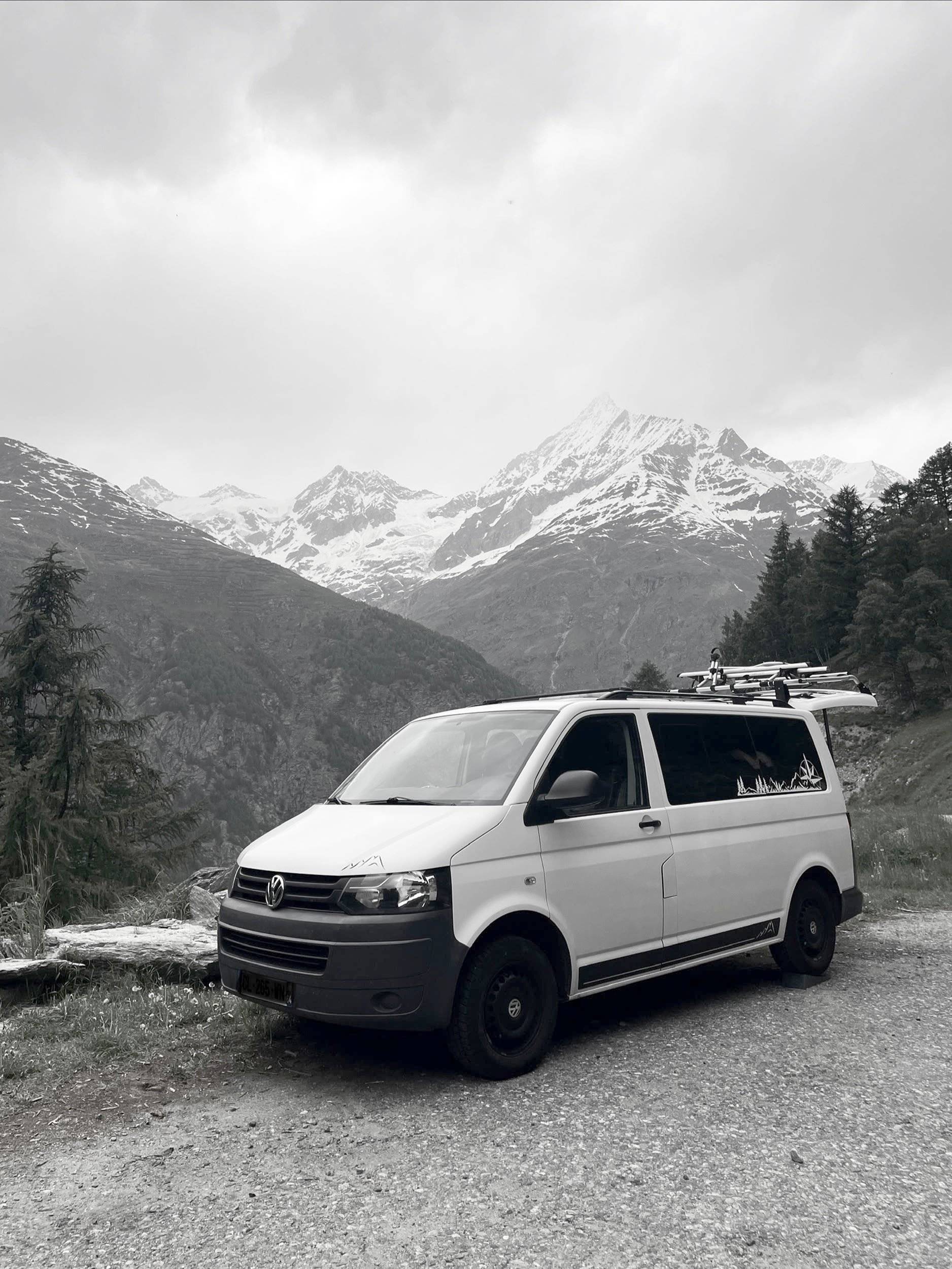 Vista del vehicle angle davanter Volkswagen T5 - Yescapa
