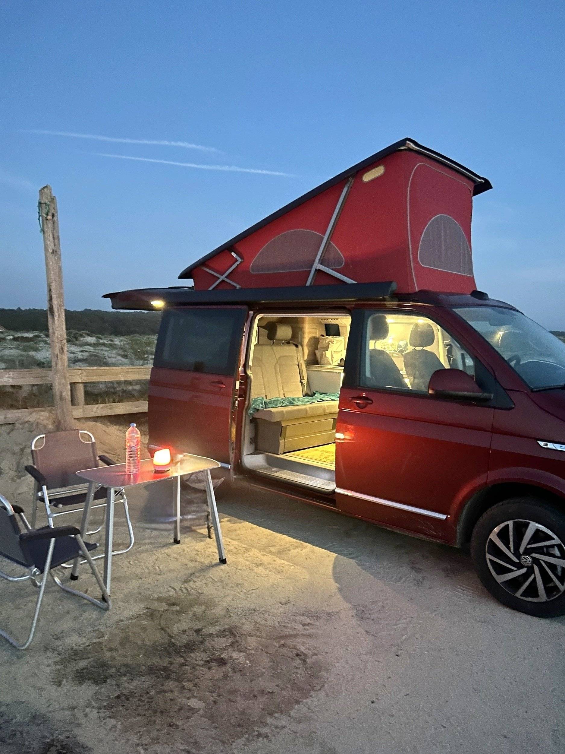 schräge Vorderansicht Volkswagen VOLKSWAGEN CALIFORNIA - Yescapa